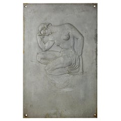 Plaquette d'évier avec relief d'un Adonis romain en pagne posant comme Le Penseur