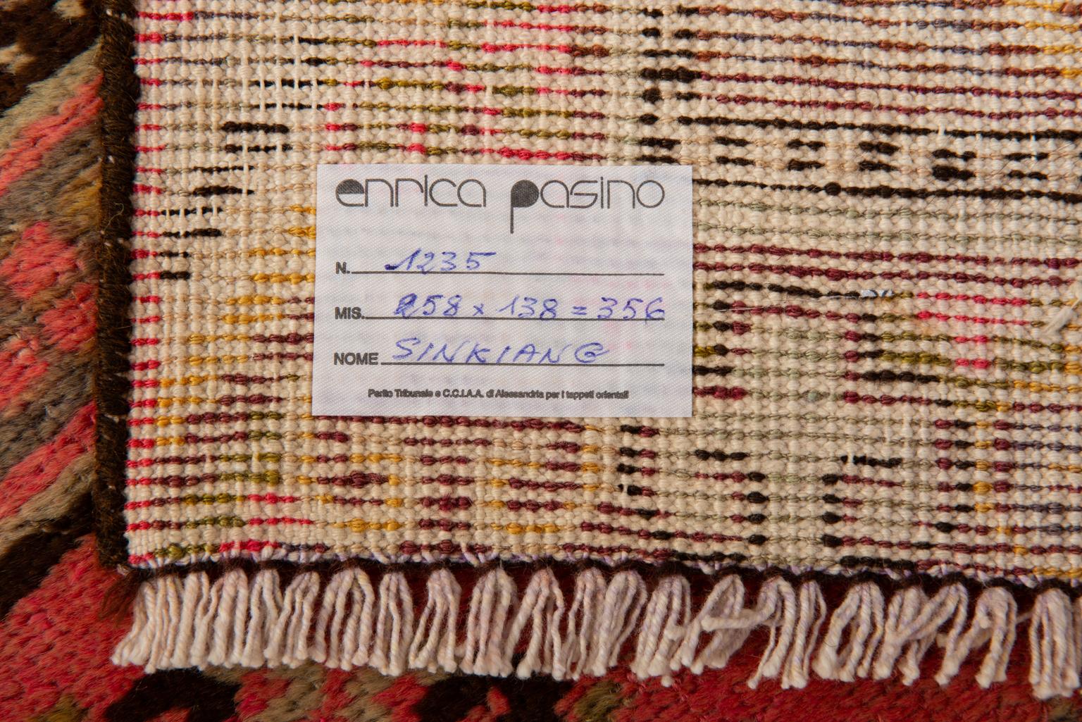 Angenehmer Teppich aus Turkestan Sinkiang: rosa Hintergrund, diagonal gestreifte Bordüre, zentrales Rautenmedaillon in einem hellgrünen Kreis.
Überall absetzbar, auch kombiniert mit einem anderen ähnlichen, um einen großen Teppich zu machen (ich