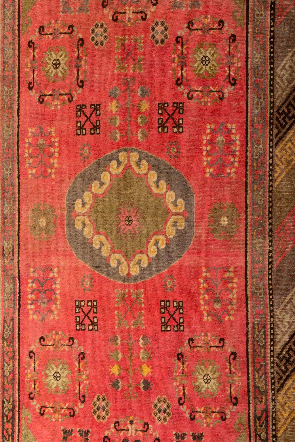 Sinkiang or Samarkanda Vintage Carpet In Good Condition For Sale In Alessandria, Piemonte