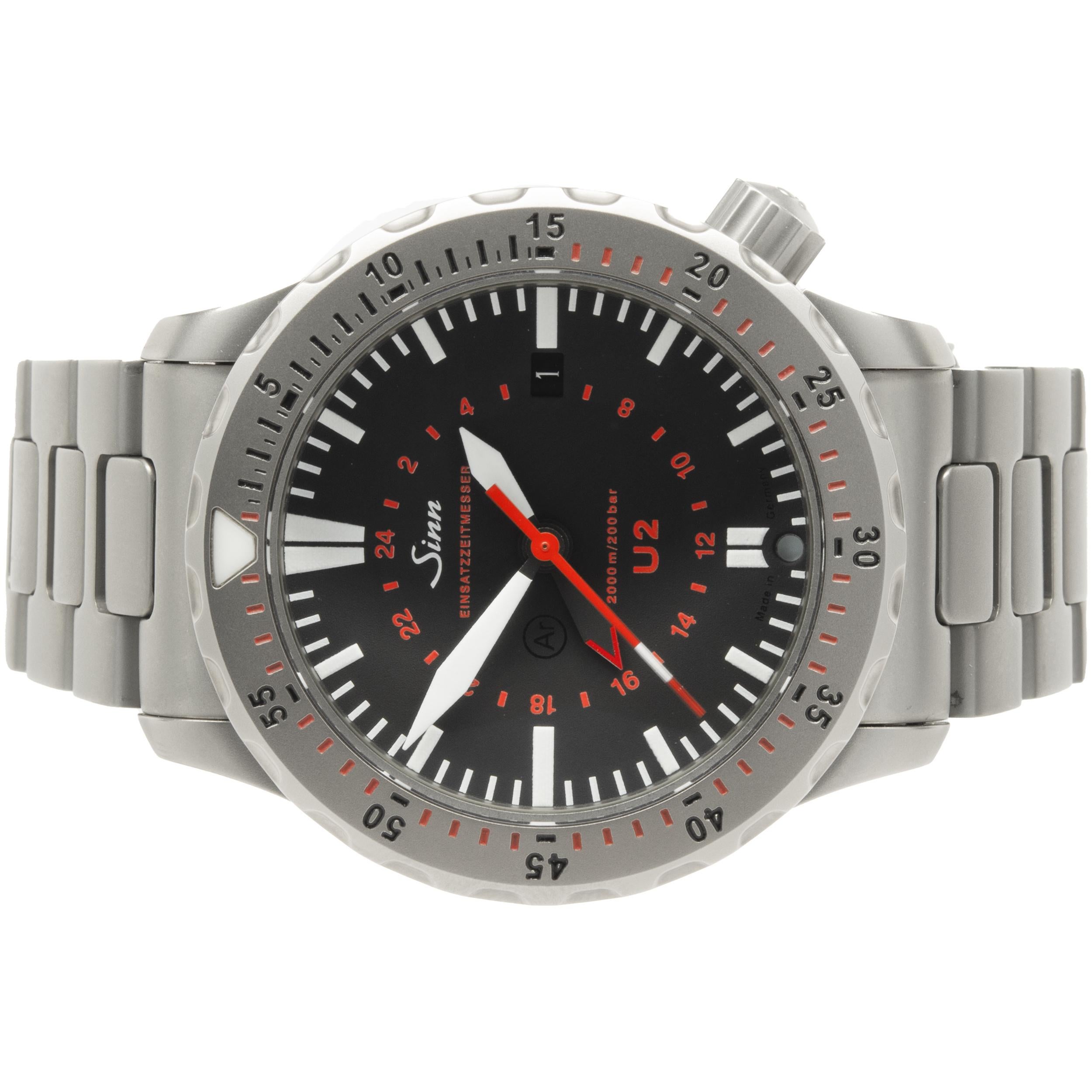 Uhrwerk: automatisch
Funktion: Stunden, Minuten, Sekunden, Datum, unidirektionale Drehlünette, GMT
Gehäuse: 44mm rund, glatte Lünette
Armband: Edelstahl-Gliederarmband, integrierte Schließe
Zifferblatt: schwarzer Stab, rotes