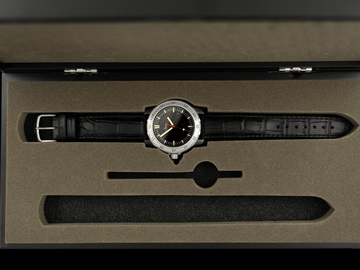 Sinn UX EZM2 Hydro Mens Deep Diver Special Forces SS Watch - Box & Papers en vente 3