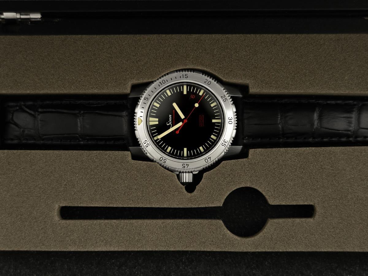 Sinn UX EZM2 Hydro Mens Deep Diver Special Forces SS Watch - Box & Papers en vente 4