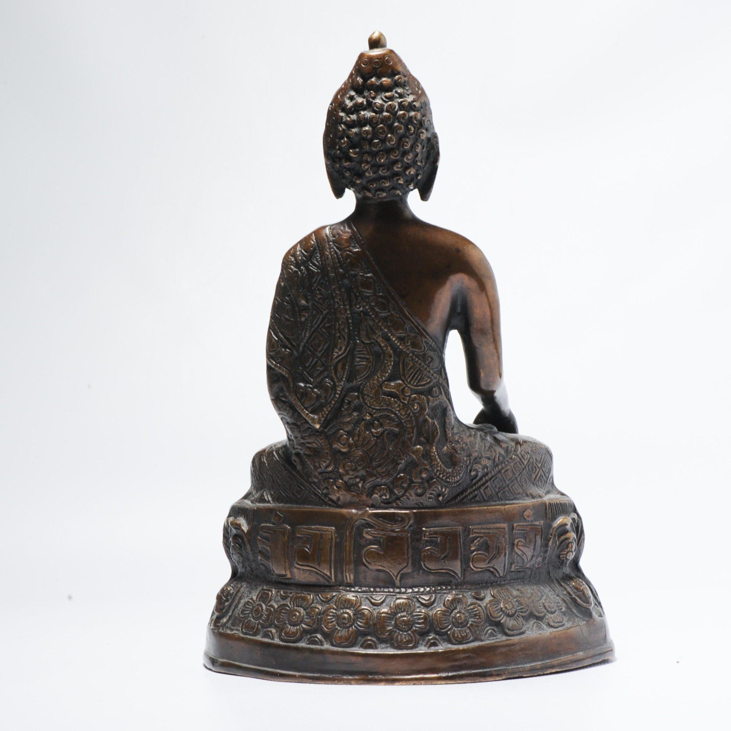 Chinesische Sino-Tibetische Lotus-Bronze-Buddha-Statue aus Gusseisen, China Nepali oder Tibet, 20. Jahrhundert im Zustand „Gut“ im Angebot in Amsterdam, Noord Holland