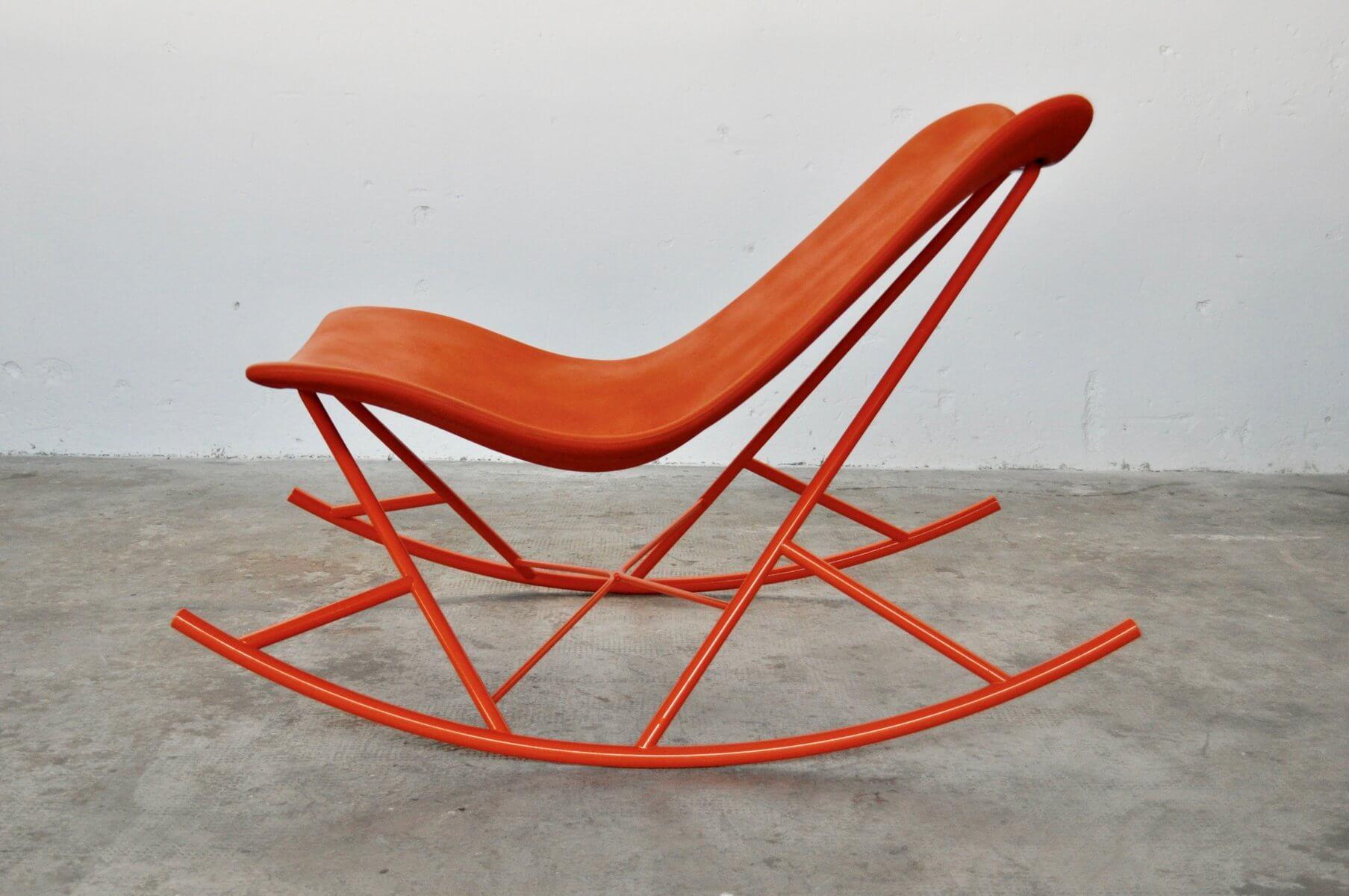 L'élégance intemporelle rencontre un confort inégalé dans cette chaise longue d'extérieur Sintesi, un véritable joyau du design italien. Fabriquée avec les meilleurs matériaux et un savoir-faire impeccable, cette chaise longue n'est pas seulement un