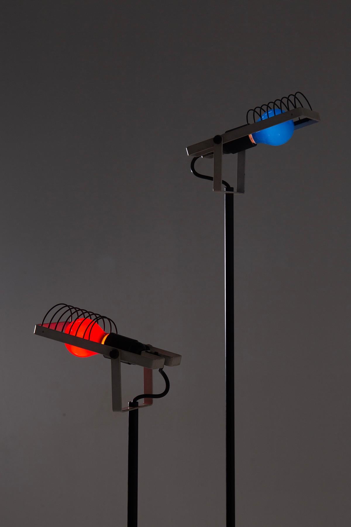 Pair of Original 1975 Sintesi Floor Lamps by Ernesto Gismondi for Artemide – First Series, Blue & Red Light
Available now, this rare pair of original 1975 floor lamps from the iconic Sintesi series—also known as Telescopia—represents the very first