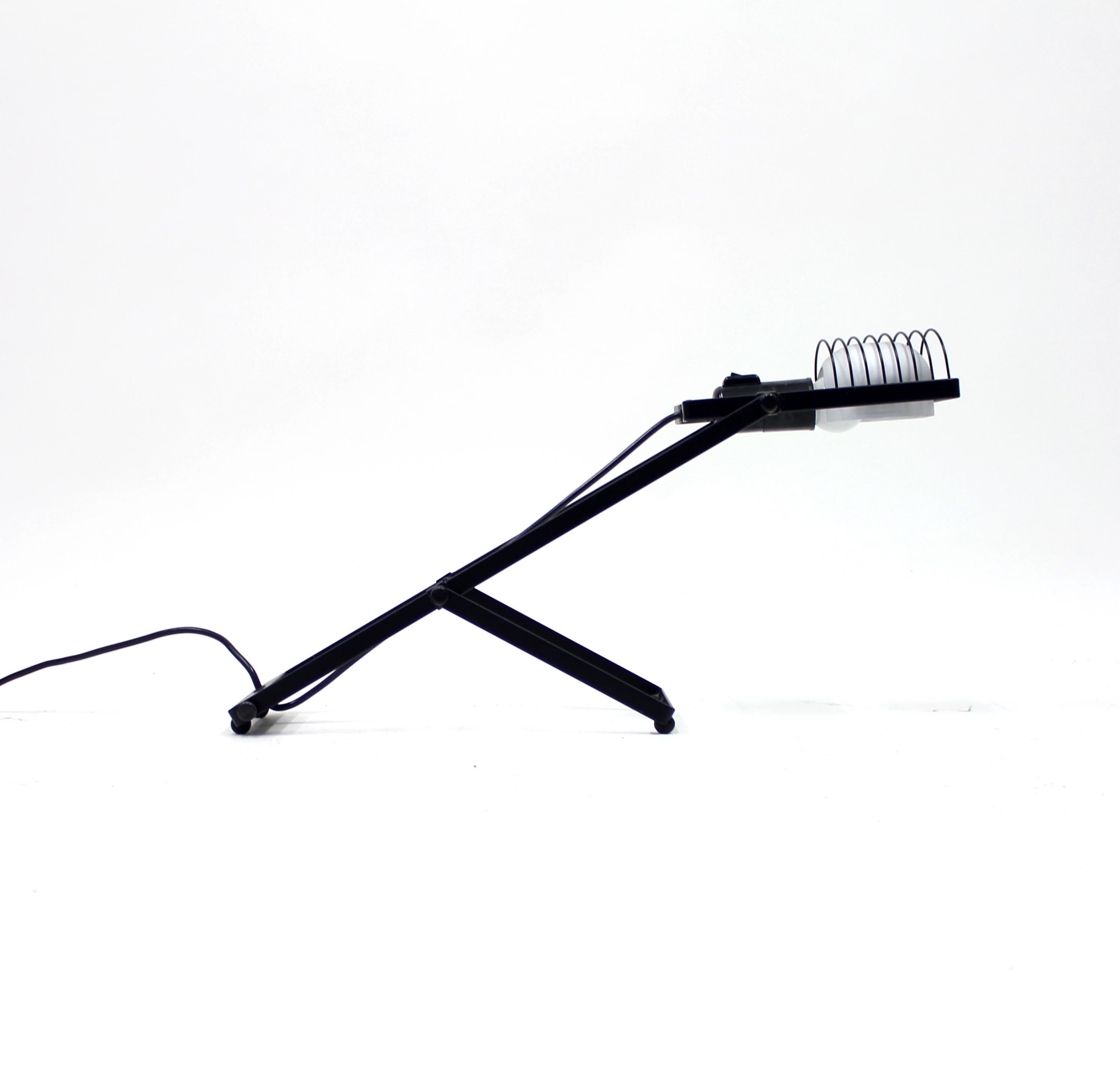 Sintesi table lamp by Ernseto Gismondi for Artemide. An all Italian collaboration. This model was designed in 1976 and this example produced circa 1980. Height adjustable. Very good vintage condition with minimal ware. New plug.