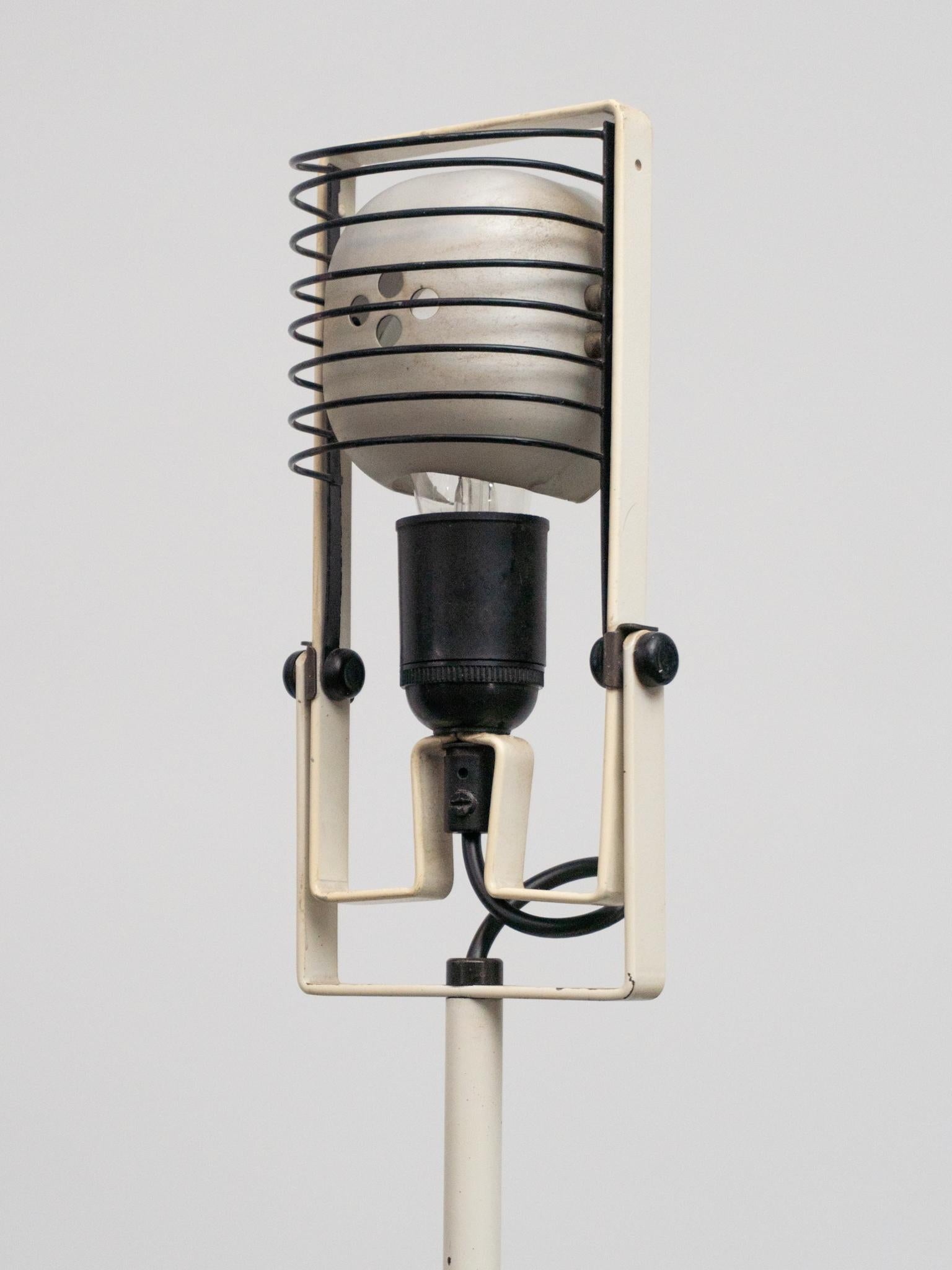 Sintesi Terra articulated floor lamp made in black and white powder-coated steel, Designed by Ernesto Gismondi for Artemide in the 1970’s the basic design makes this lamp to be timeless.The lamp head is adjustable and rotates 180 degrees vertically.