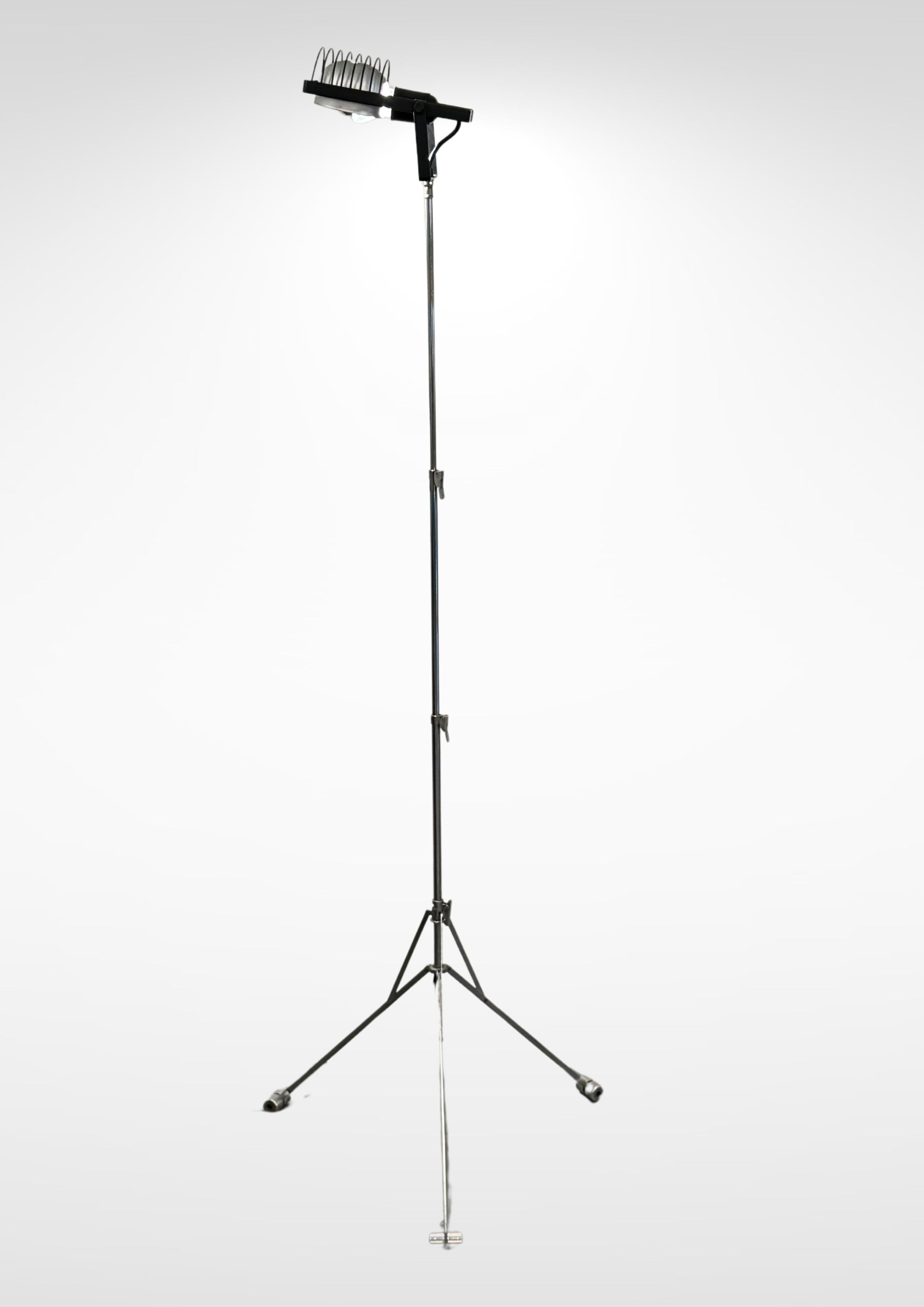 Mid-century Italian design floor lamp.
The 'Sintesi Terra' designed by Ernesto Gismondi for Artemide circa 1970s.
Rare extendable string-like tripod base, very minimal design.
This lamp emits the most beautiful ambient lighting once