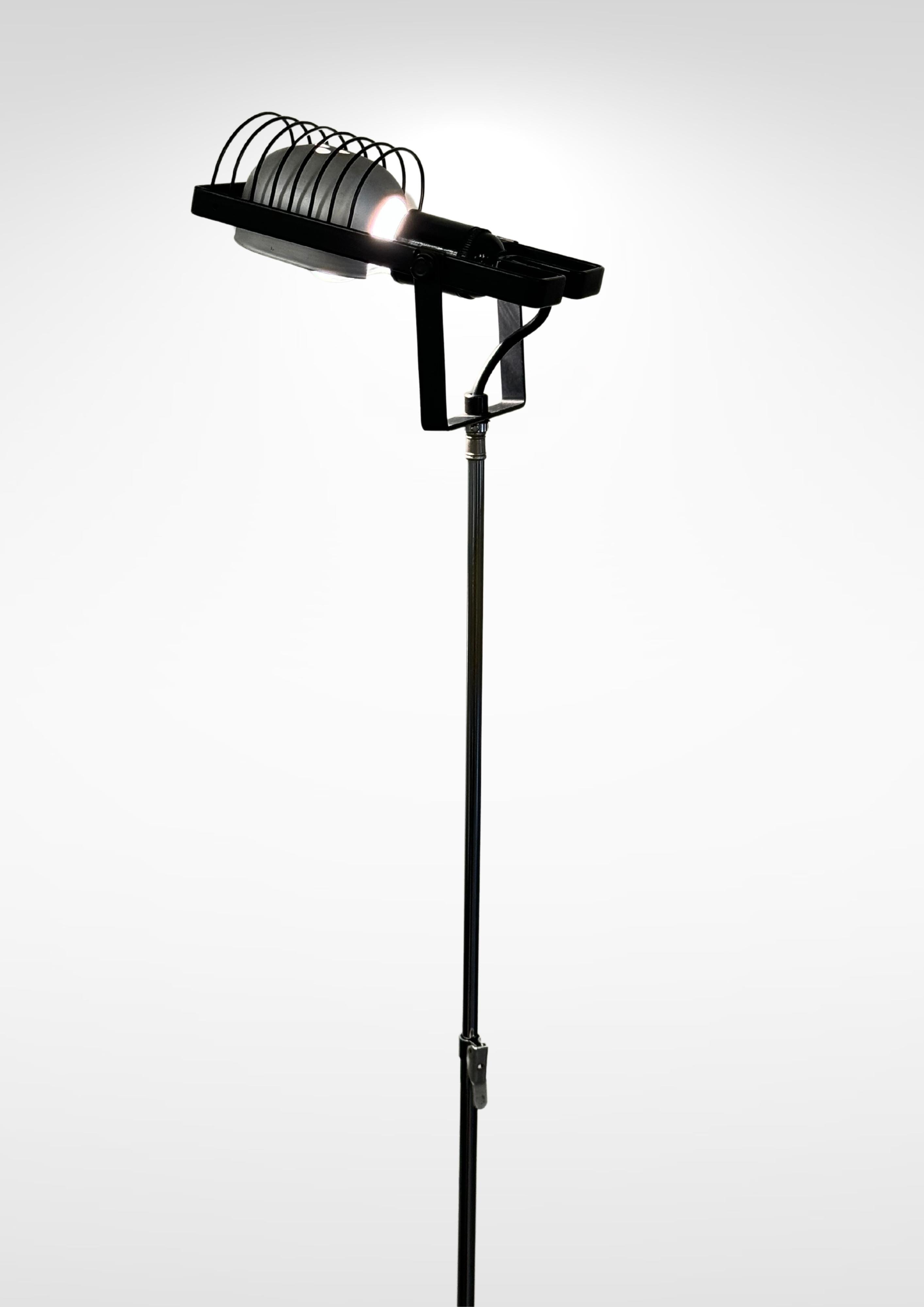 Sintesi Terra by Ernesto Gismondi for Artemide Extendable Tripod Base Floor Lamp In Good Condition In Torquay, GB