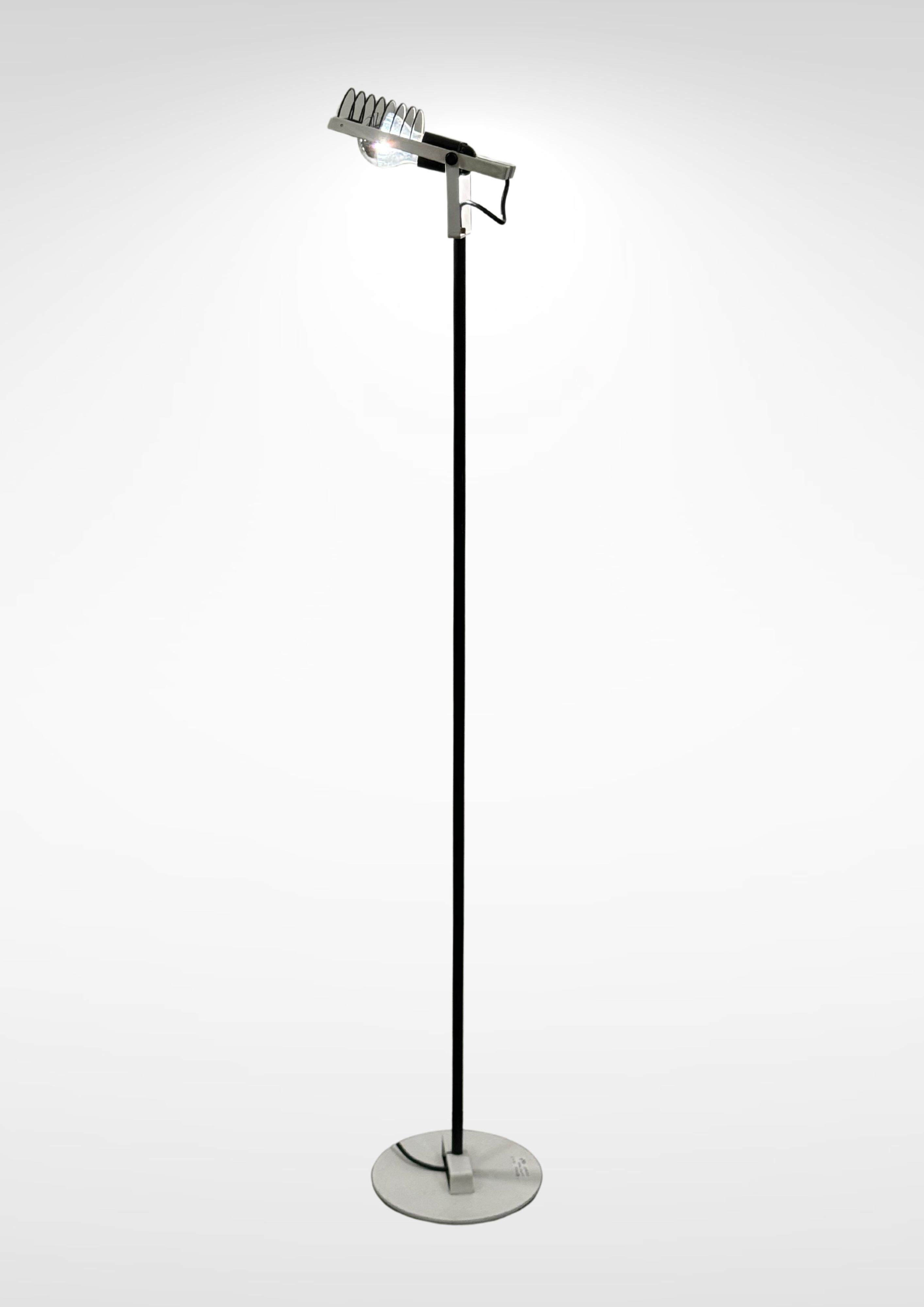 Mid-century Italian design floor lamp.
The 'Sintesi Terra' designed by Ernesto Gismondi for Artemide circa 1970s.
Very minimalist design.
This lamp emits the most beautiful ambient lighting once electrified.
Will suit most modern interiors.
In very