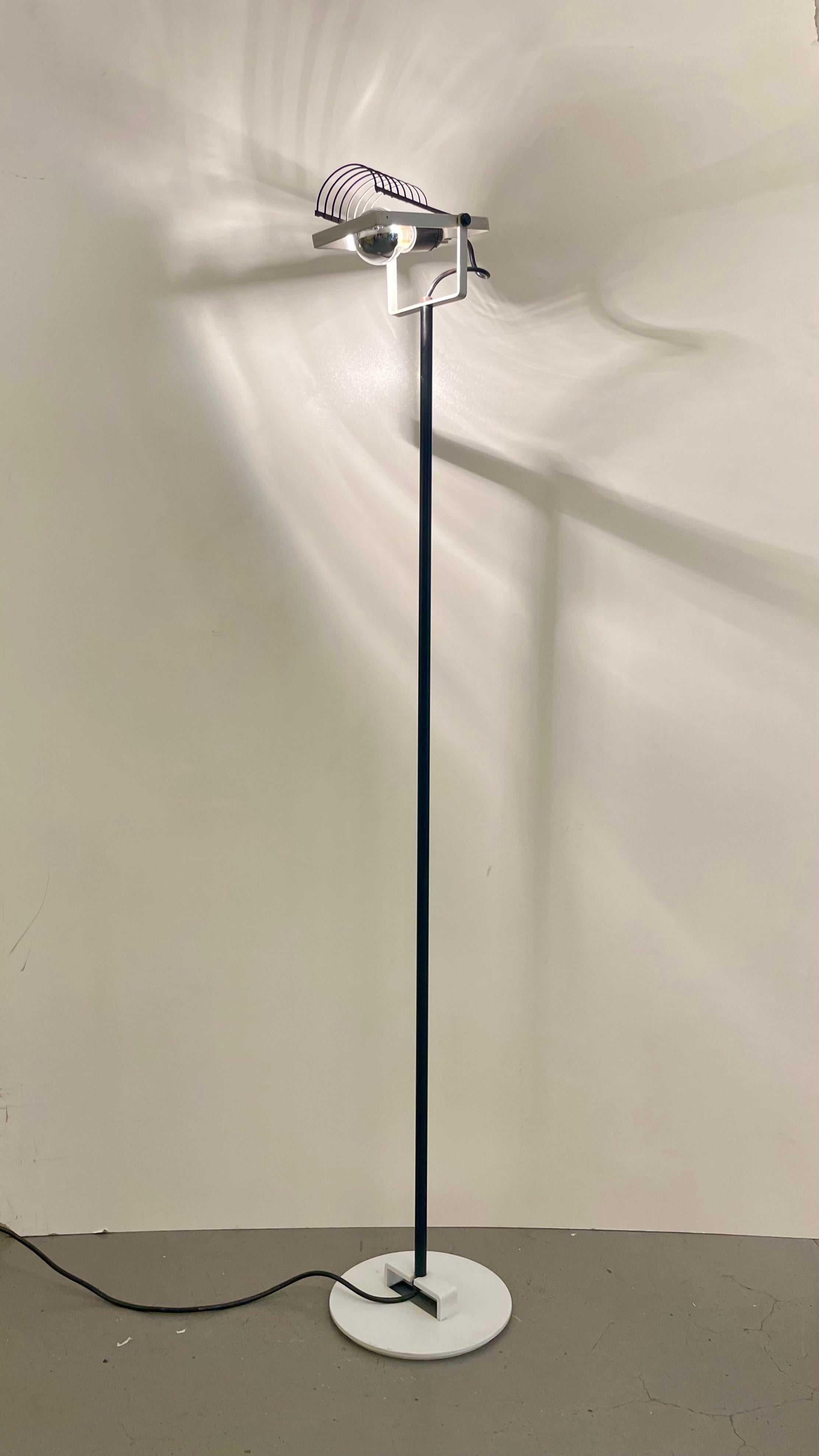 Lámpara de pie articulada Sintesi Terra, de acero con revestimiento en polvo blanco y negro, diseñada por Ernesto Gismondi para Artemide en la década de 1970.

Diseñador : Ernesto Gismondi
Producido por : Artemide
Origen : Italia
Periodo de diseño :