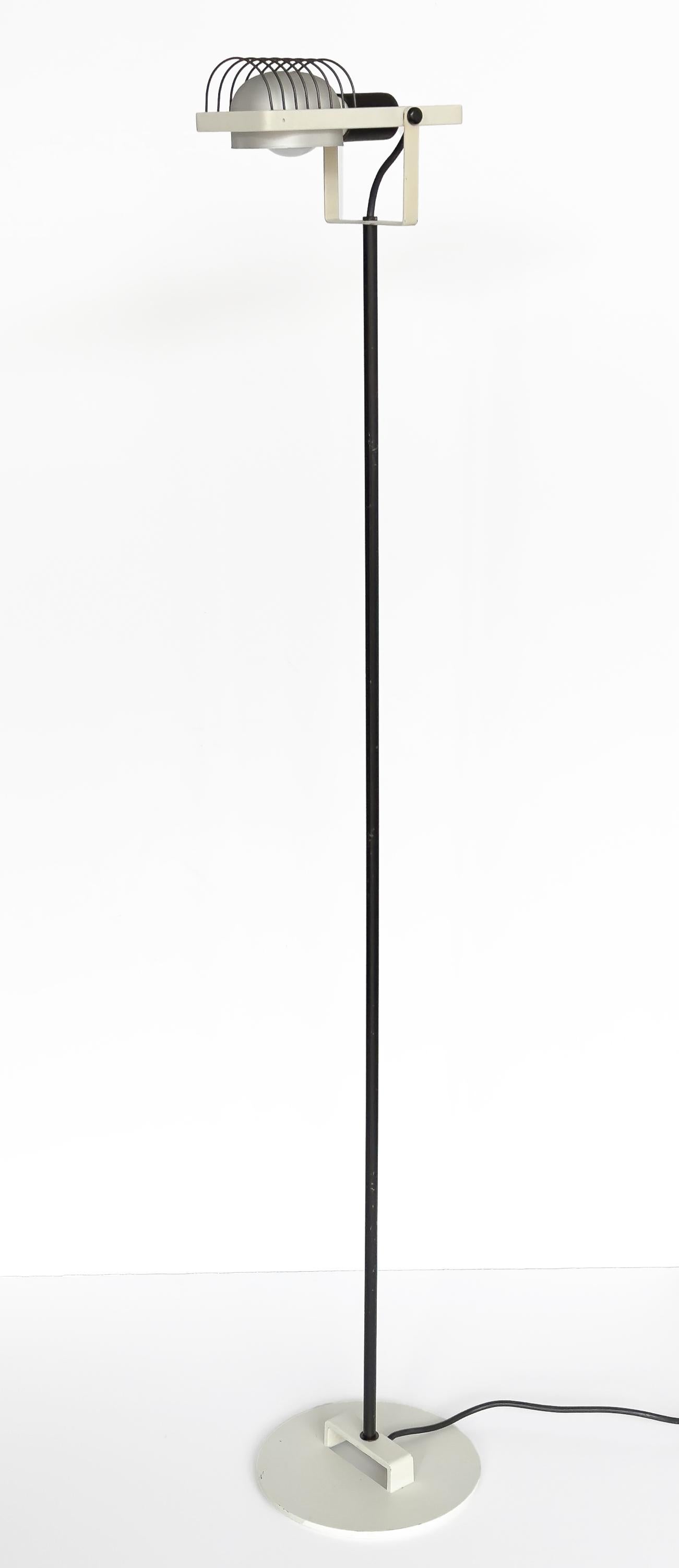 Lampadaire Sintesi Terra noir et blanc d'Ernesto Gismodi pour Artemide, Italie, vers les années 1970.  Ce lampadaire postmoderne présente une base / tête de lampe en métal émaillé blanc, ainsi qu'une tige émaillée noire et un logement en cage pour