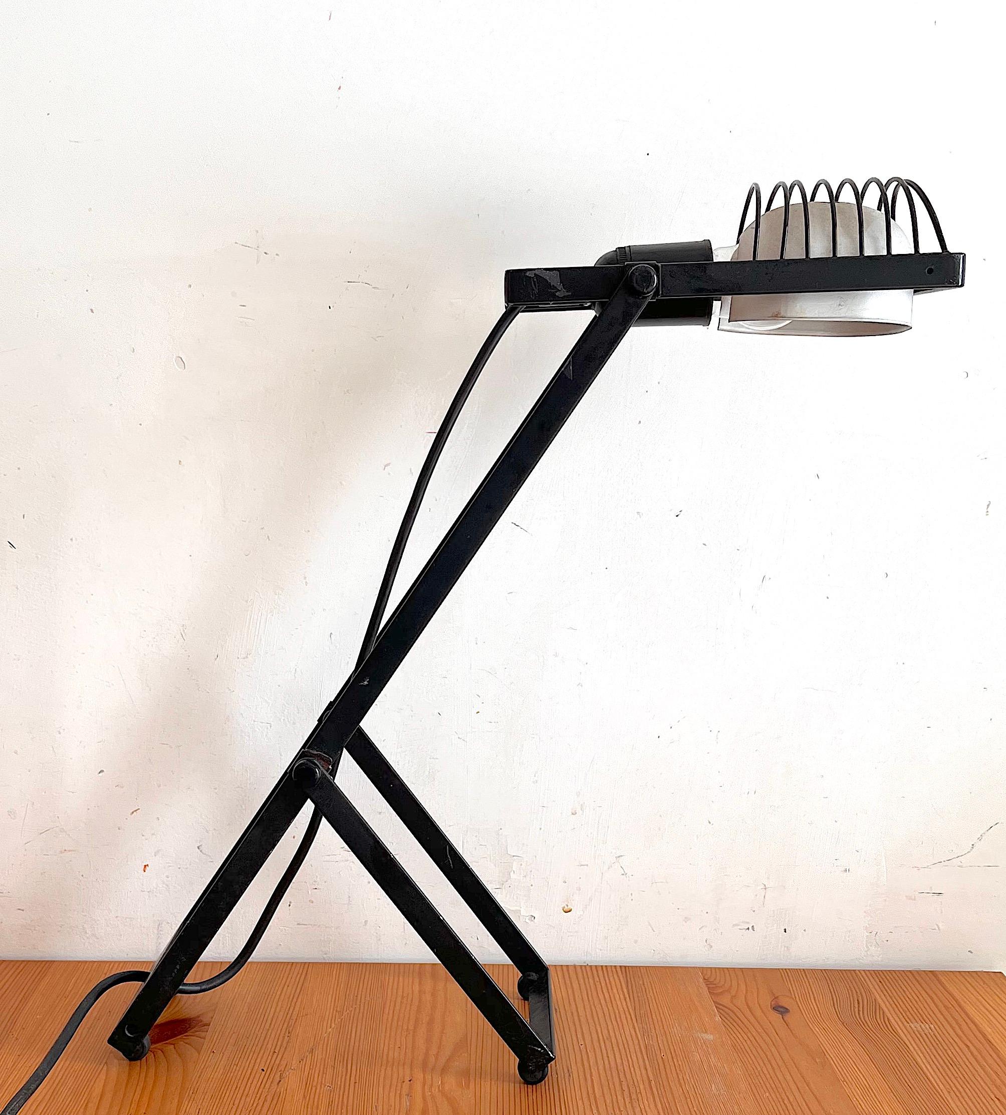 Sintesi-Tischlampen, entworfen von Ernesto Gismondi, dem Gründer des italienischen Leuchtenherstellers Artemide in den 1970er Jahren. Der Ein/Aus-Schalter befindet sich am Kabel. Diese Lampe hat einen Aluminium-Lampenschirm. Der Zustand der Lampen