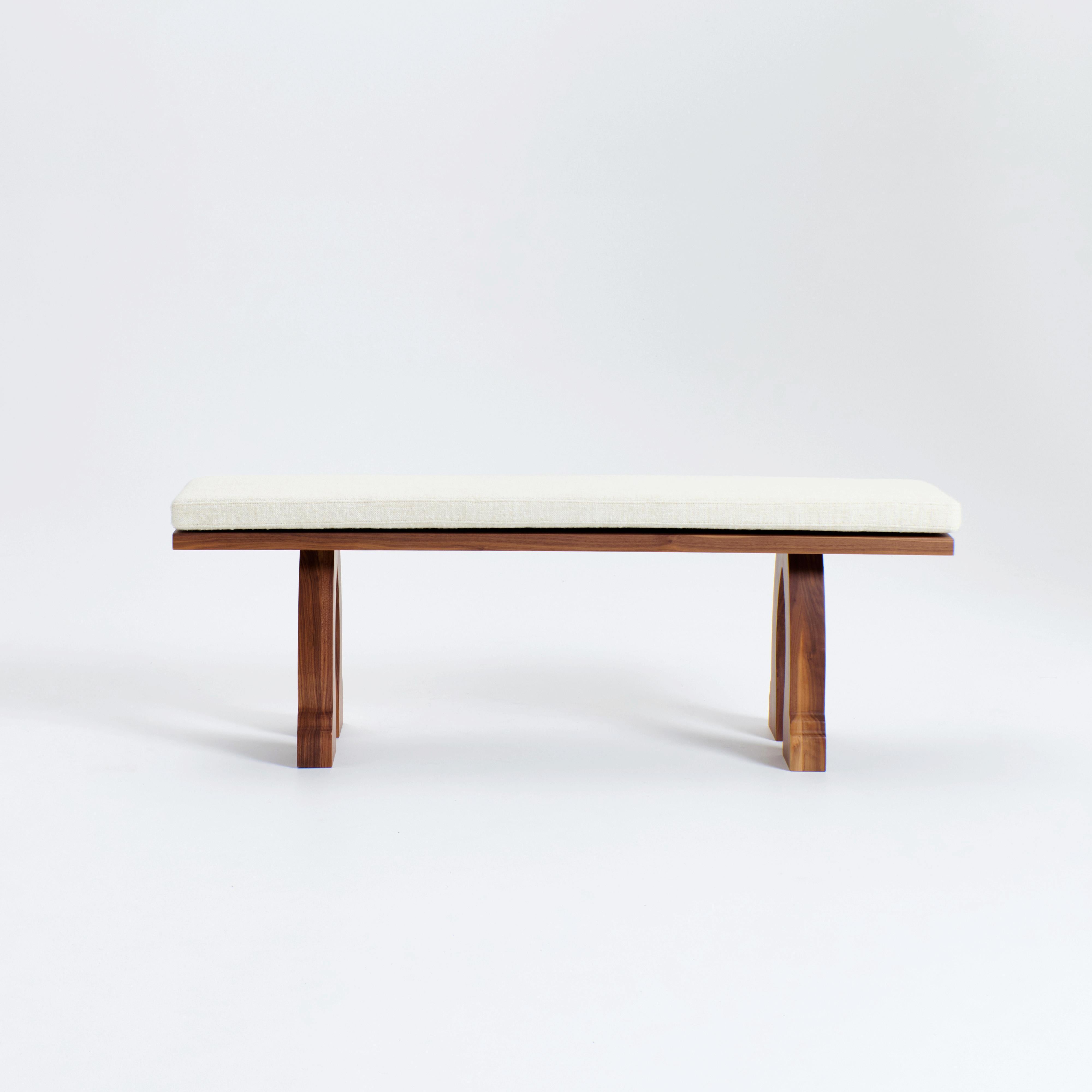 SINTRA BENCH, conçu en 2023.

Ce banc combine des caractéristiques de conception traditionnelles avec une apparence simpliste. Fabriqué à la main en bois de noyer massif dans le nord du Portugal.

Dimensions et options de bois sur mesure disponibles