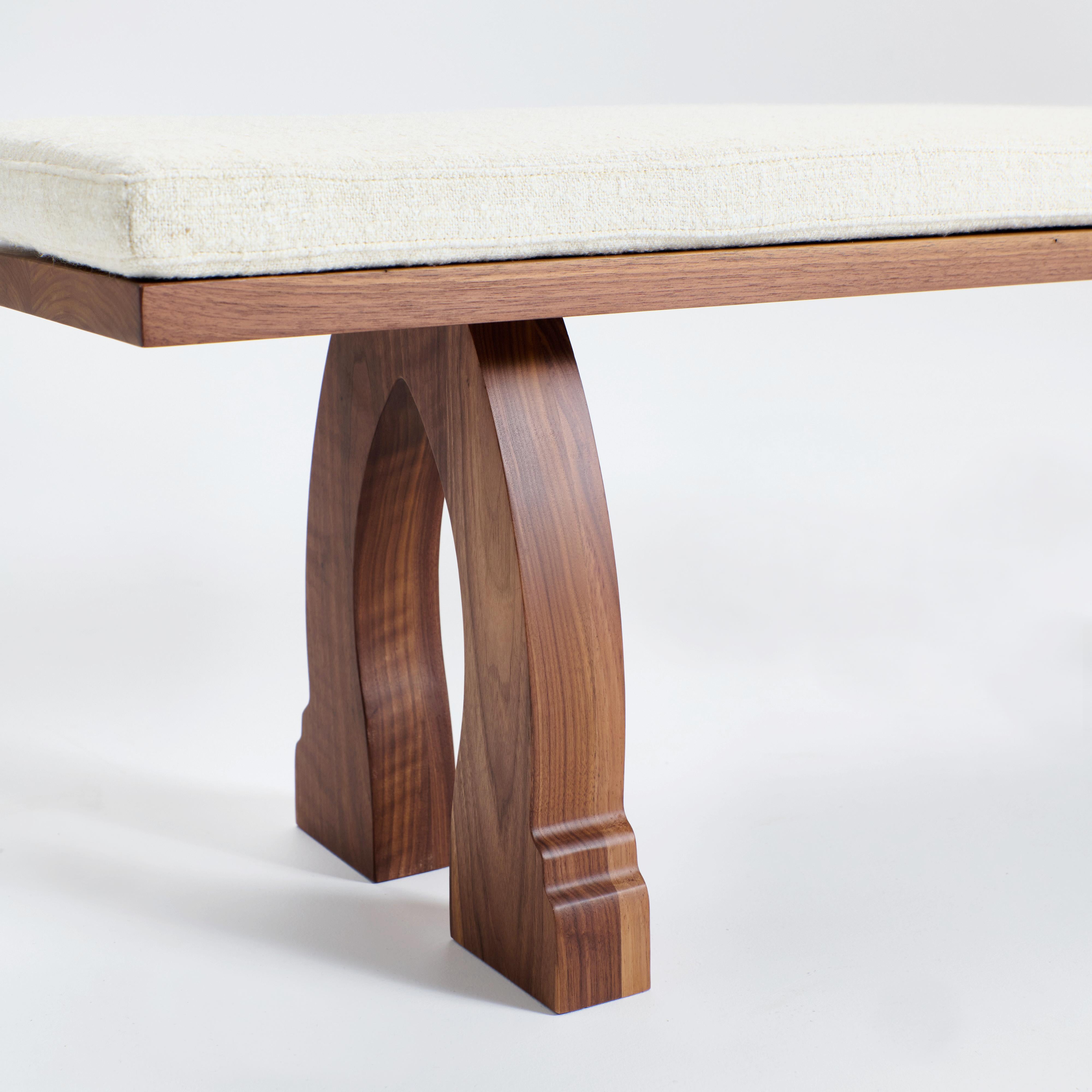 Sculpté à la main Banc Sintra avec coussin - Noyer en vente
