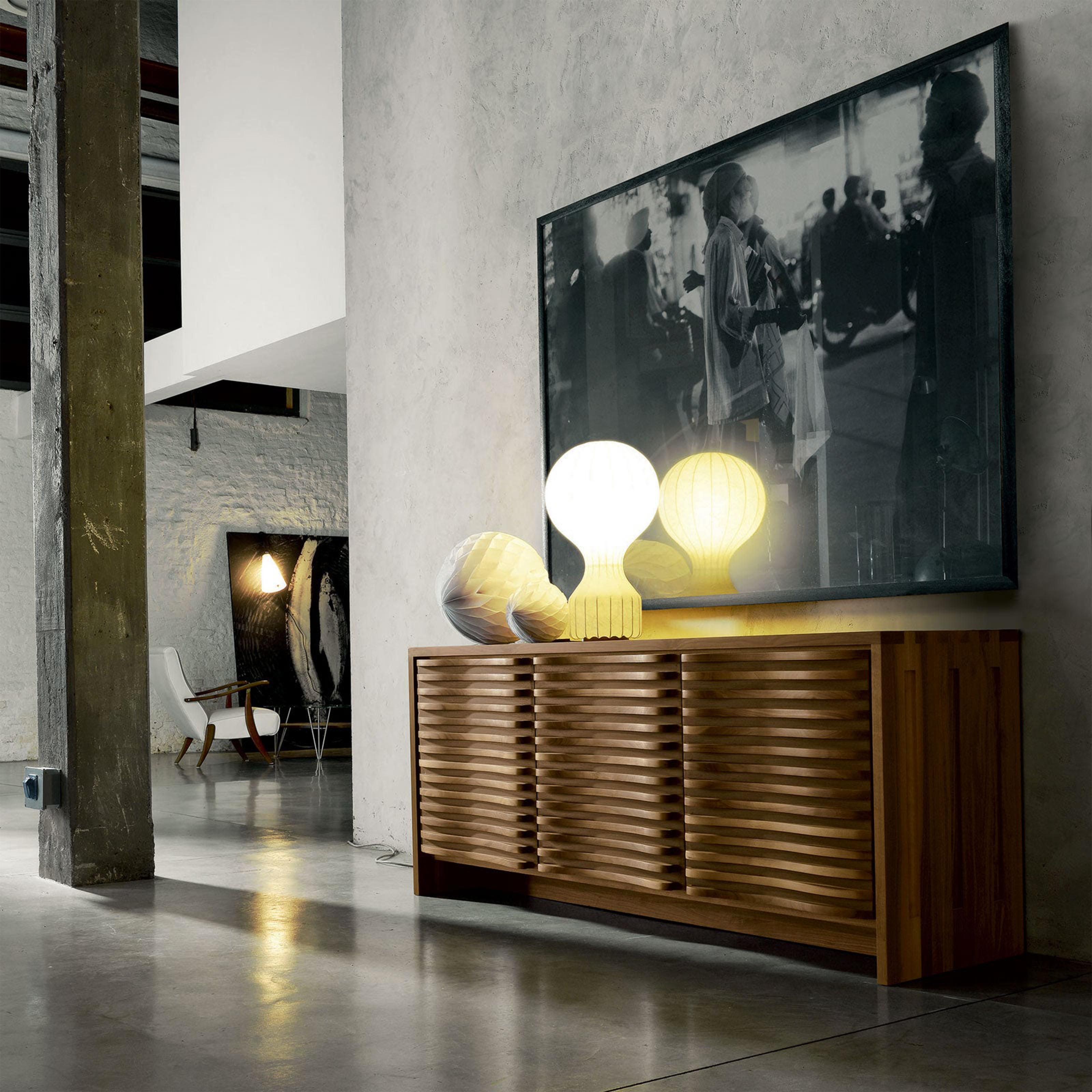 Aparador Sinuo by Dale Italia
Dimensiones: P 52/56 x An 188 x Al 79 cm.
Materiales: Nogal.

Marco de nogal Canaletto macizo. Disponible en versión de dos puertas con dos cajones, dos compartimentos interiores y estantes de madera. Disponible en