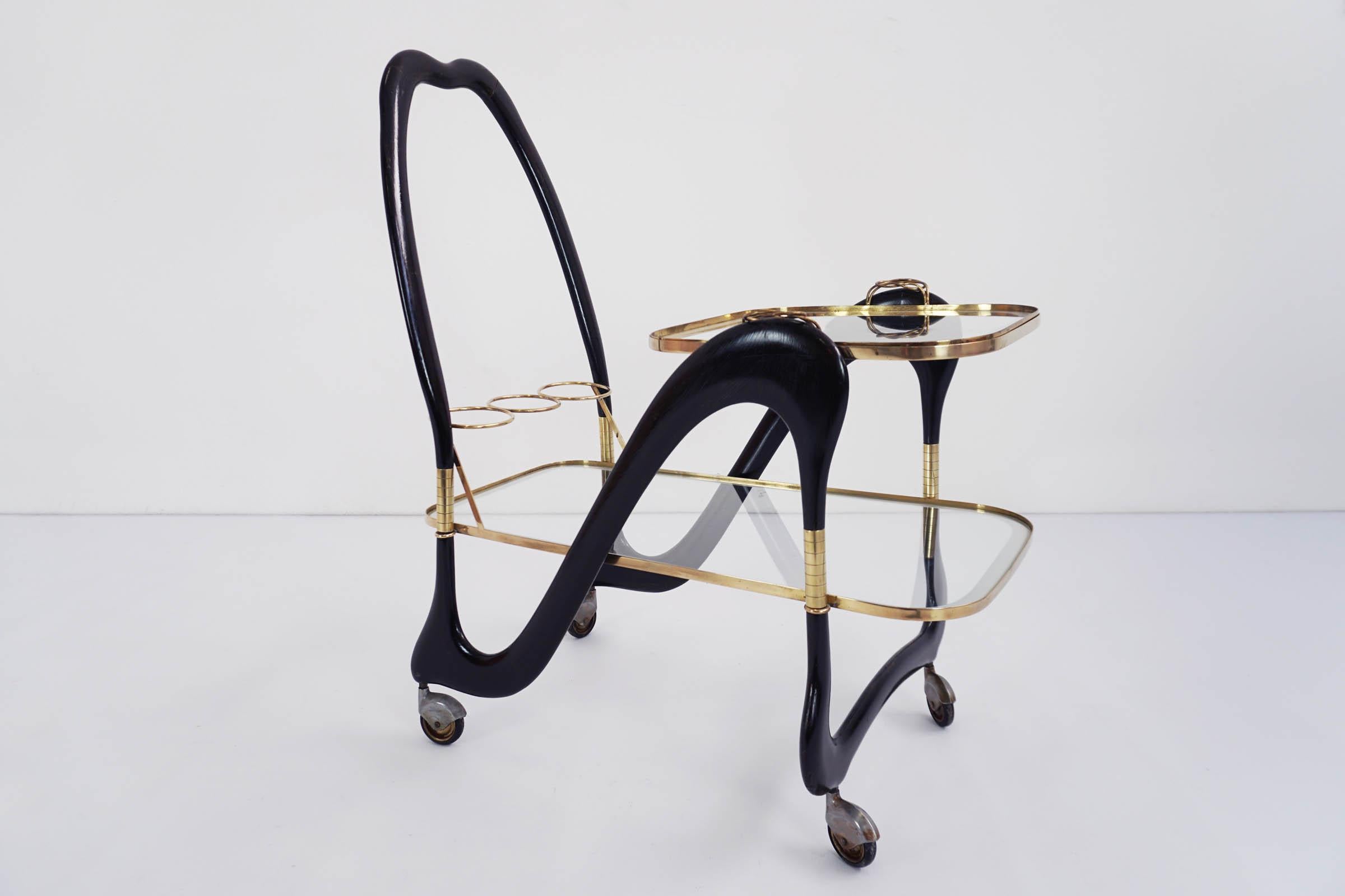 Beautiful serving table with a sinuous feminine shape with separable tray in brass and glass.