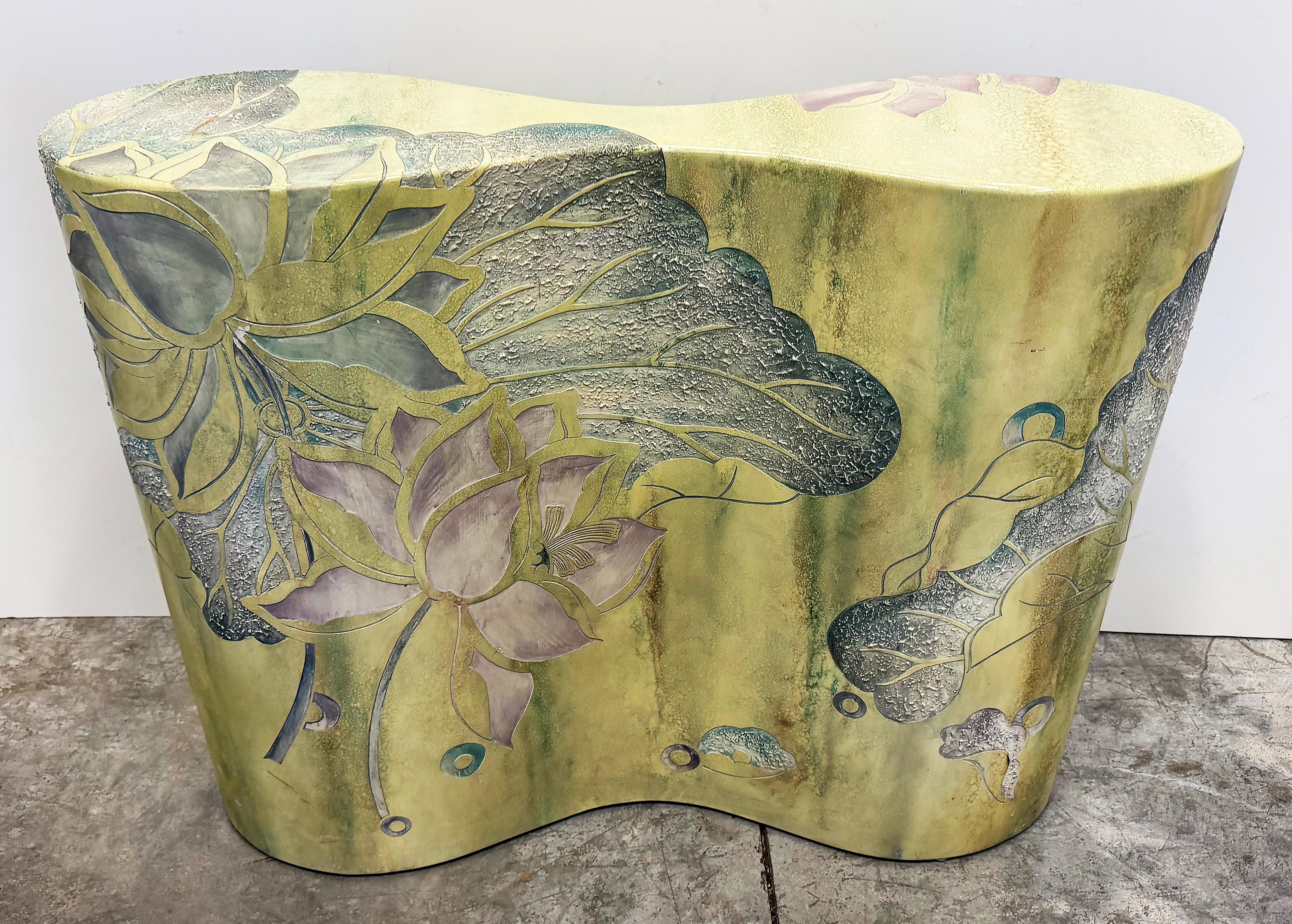 Table console biomorphe sinueuse en bois courbé, détails peints floraux asiatiques

Nous proposons à la vente une console en bois courbé de forme biomorphique et ondulante, avec de délicats motifs sculptés.  Cette table est une œuvre d'art avec des