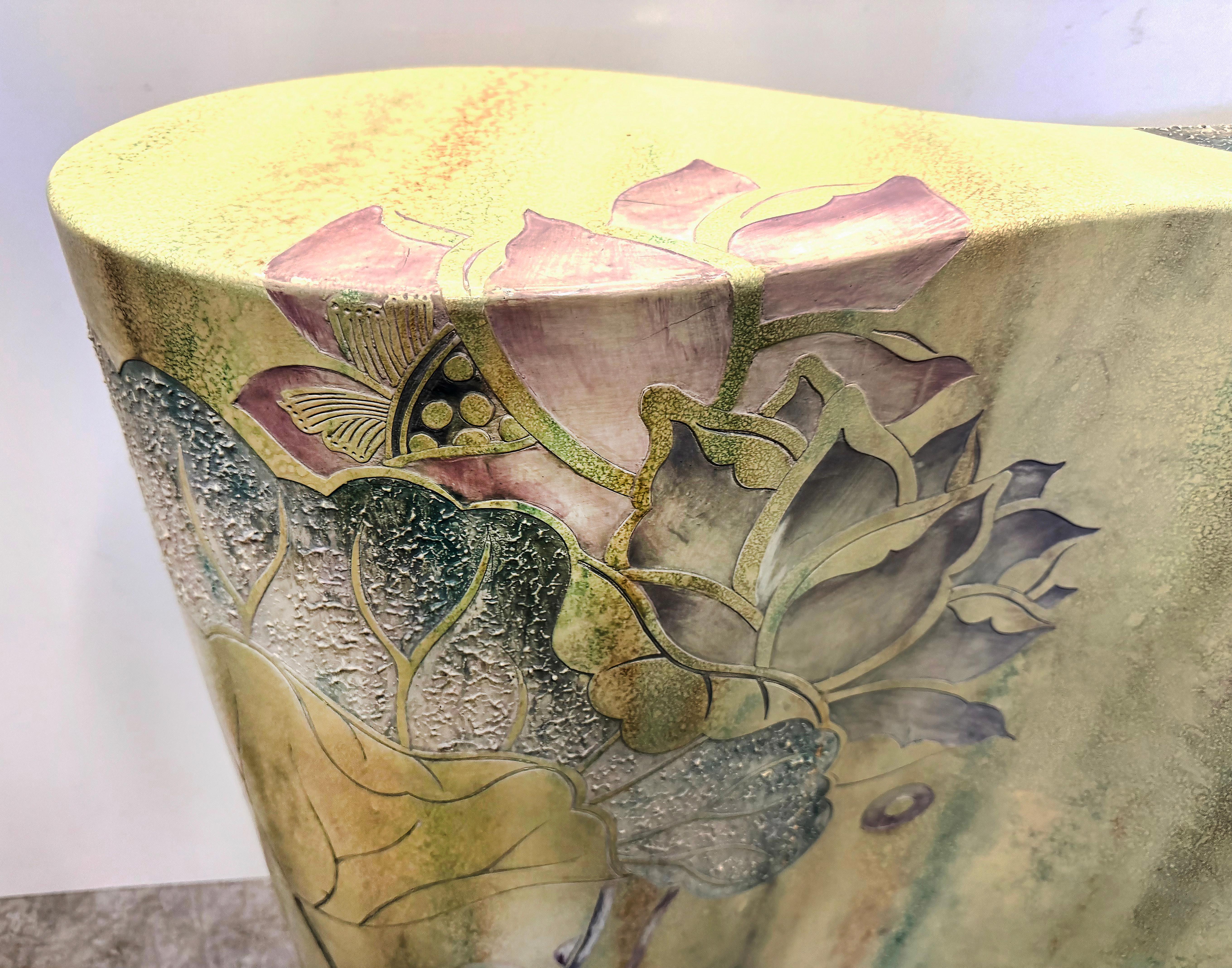 Sculpté à la main Table console biomorphe sinueuse en bois courbé, détails peints floraux asiatiques en vente