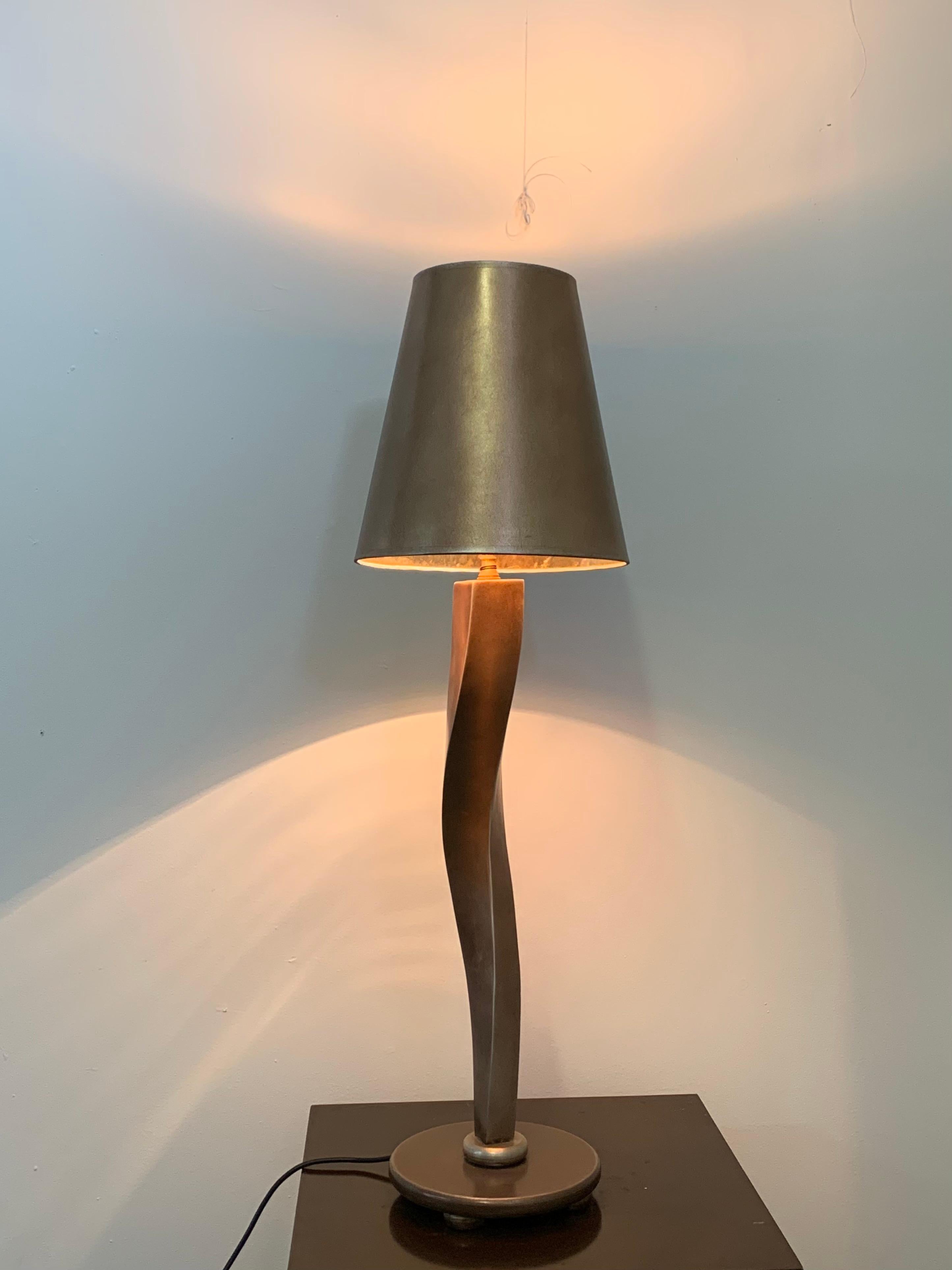 Lampe von Lam Lee Group/Leeazanne, 1990er Jahre. Sinuous Blattgold Lampe schön patiniert vergoldeter Bronze. Europäische Steckdose (bis zu 250 V). 