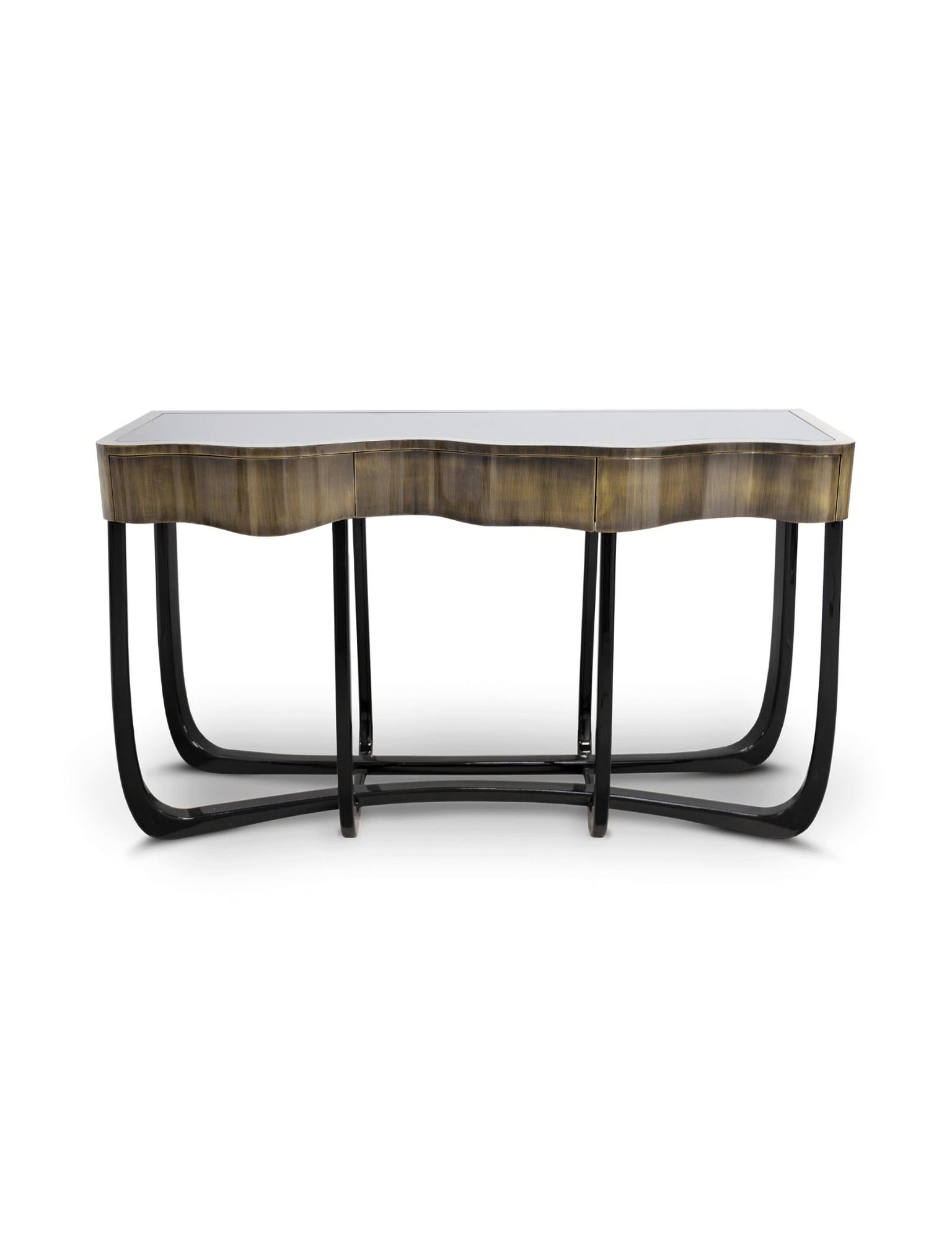 With Sinuous Patina Console you will successfully create a luxurious environment. Sinuous is made for those who love harmonious lines mixed with exquisite detail. Its design is seductive and lures you into a magical and golden world. To achieve