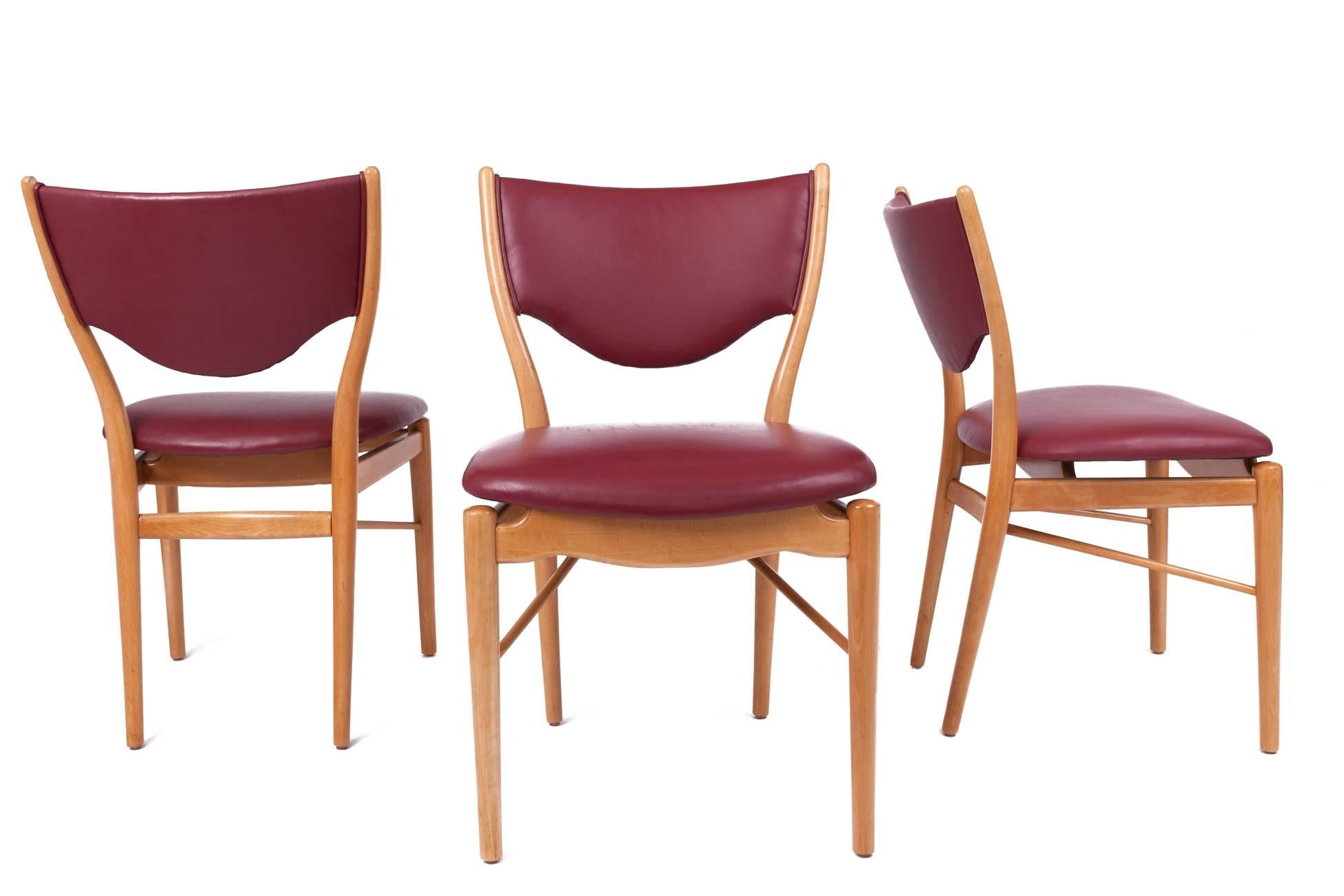 Scandinavian Modern Finn Juhl Sinuous Set of Six Red Dining Chairs in Beech & Leather, Denmark 1950s