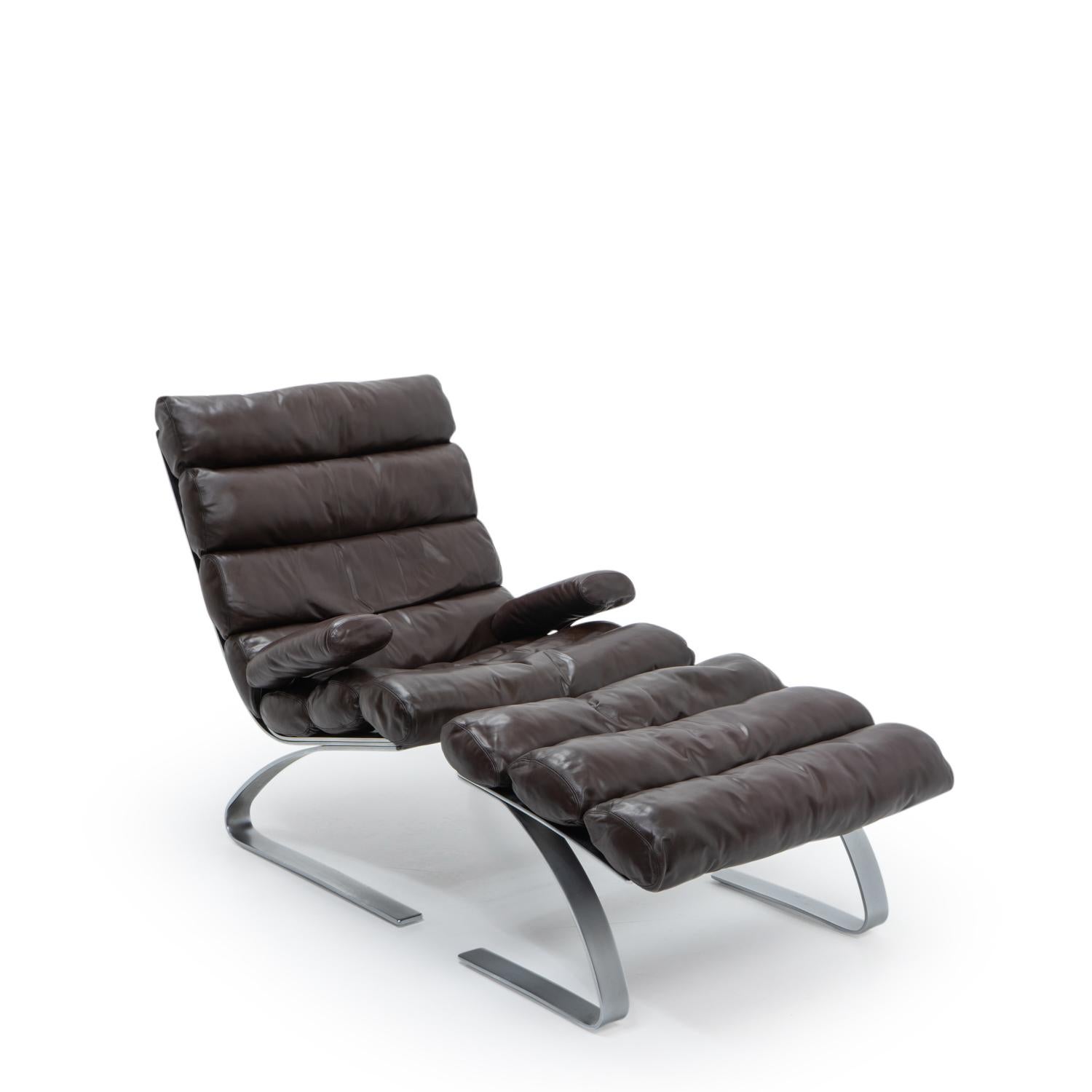 Sinus Lounge Stuhl und Hocker, entworfen von Reinhold Adolf und Hans-Jürgen Schröpfer für COR (Deutschland) in den 1970er Jahren.

Sowohl der Sessel als auch die Ottomane haben ein schweres, freitragendes Stahlgestell und sind mit dunkelbraunen