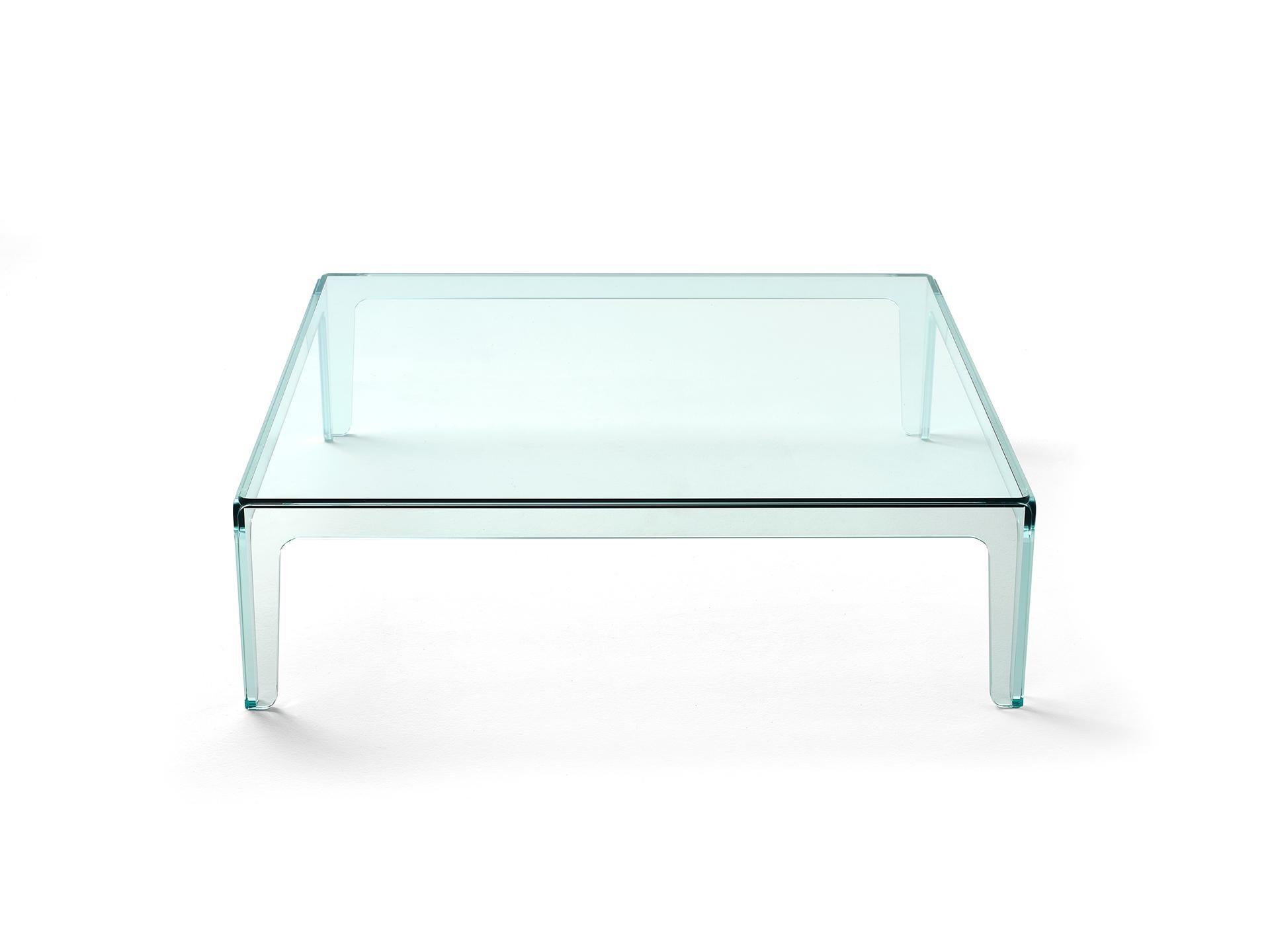 Ghost ist ein 4-beiniger, komplett aus Glas gefertigter, niedriger Tisch. Er ist die transparente Version unseres meistverkauften Rock-Tisches und hat das gleiche originelle skulpturale Detail. Doch während die Marmorversion die Illusion eines aus