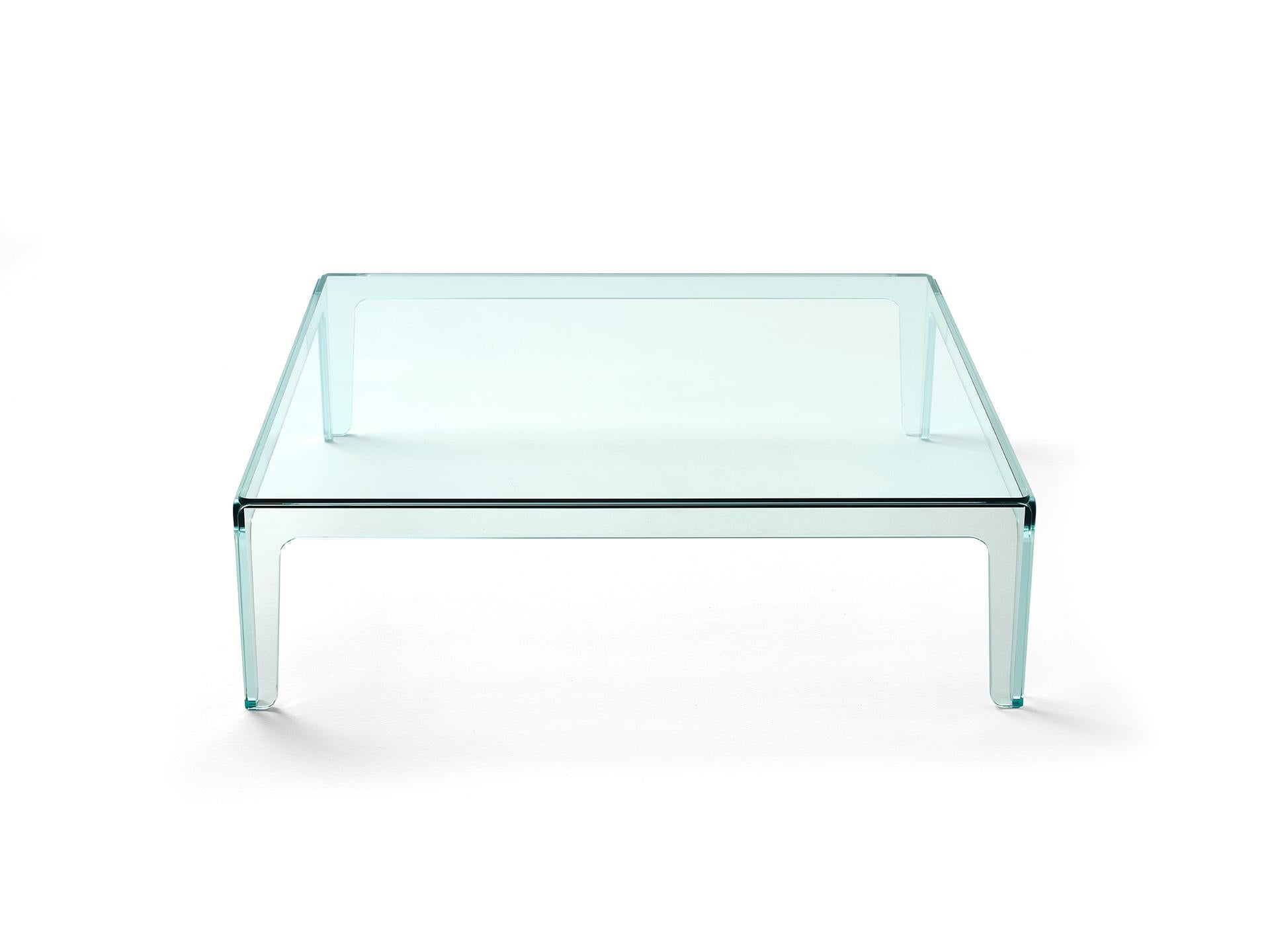 Table basse à 4 pieds entièrement réalisée en verre, Ghost est la version transparente de notre table basse rock la plus vendue et elle partage le même détail sculptural original. Mais alors que la version en marbre crée l'illusion d'une table
