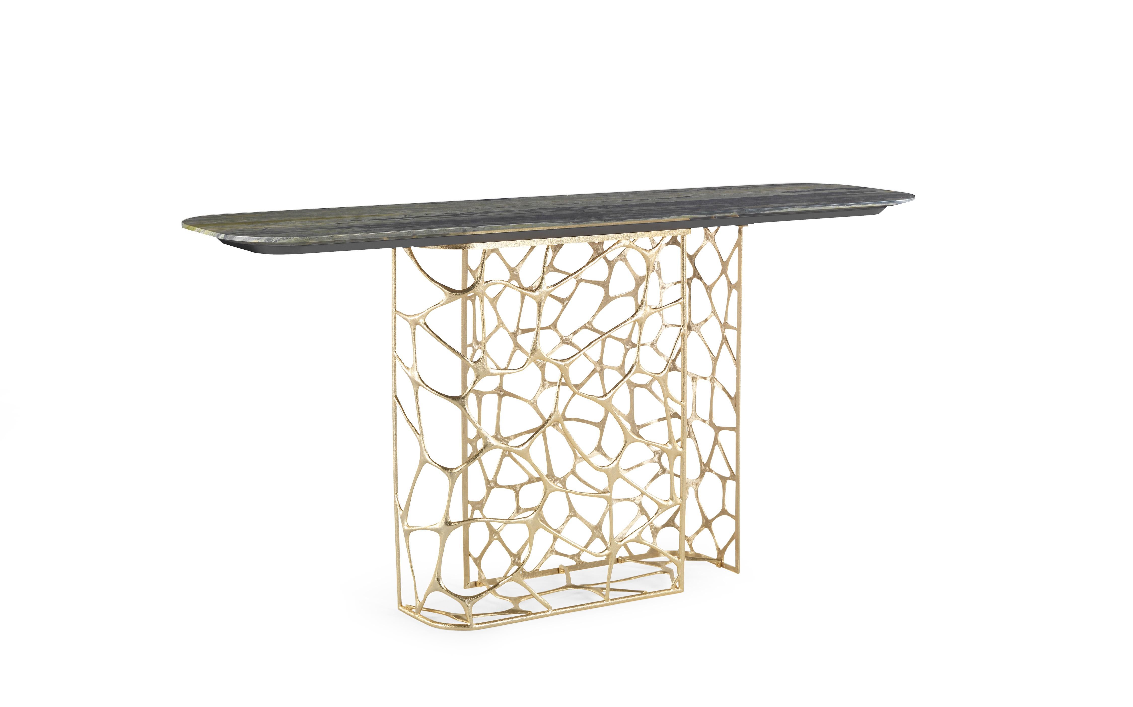 The distinctive element of Sioraf console is undoubtedly the base made of cast brass hand-chiseled by an expert craftsman and gold-plated, whose design recalls the giraffe pattern, typical of the brand. A piece of furniture that boasts a special