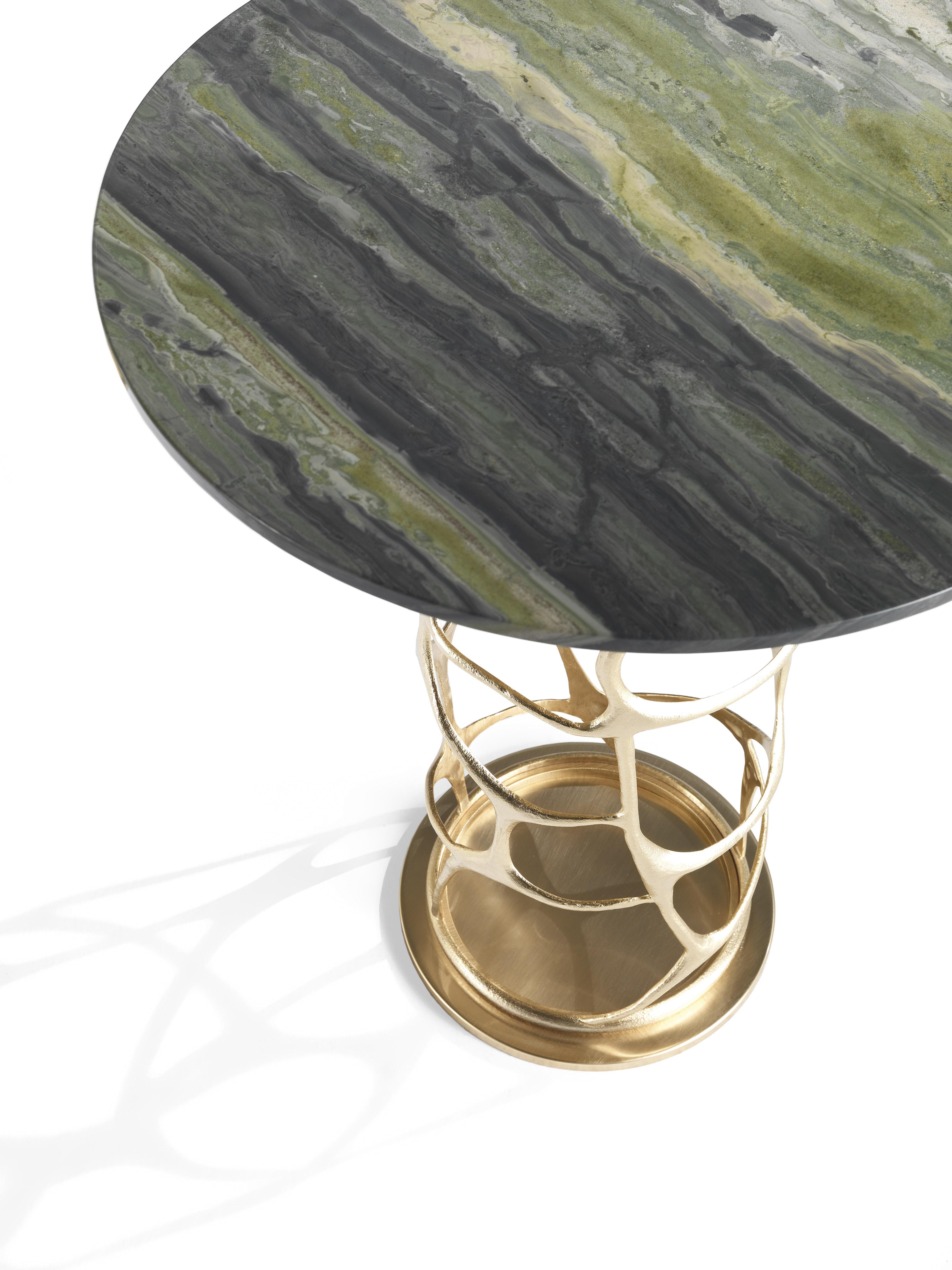 With the elegant bamboo marble top in an original green shade, Sioraf small table features a special base made of handmade brass castings, chiseled by hand and gold-plated. A precious piece of furniture easy to combine with the other elements of the