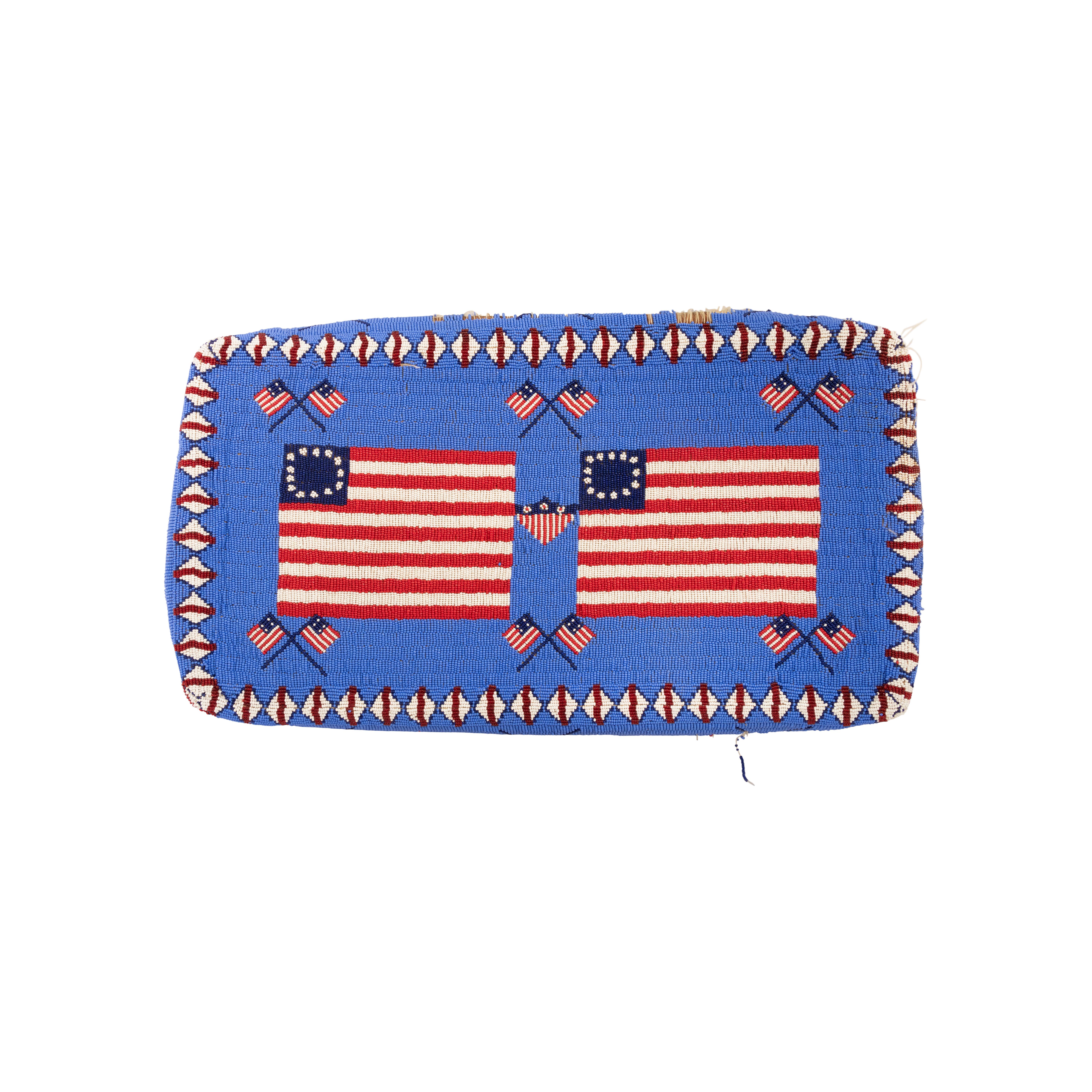 Sacoche de médecin patriotique amérindienne Sioux en perles. 62 drapeaux et écussons américains. Grand sac de médecins ; perles de Sioux. Provenant d'un poste de traite du Dakota du Sud ; estimation première moitié du 20e siècle, vendu dans les