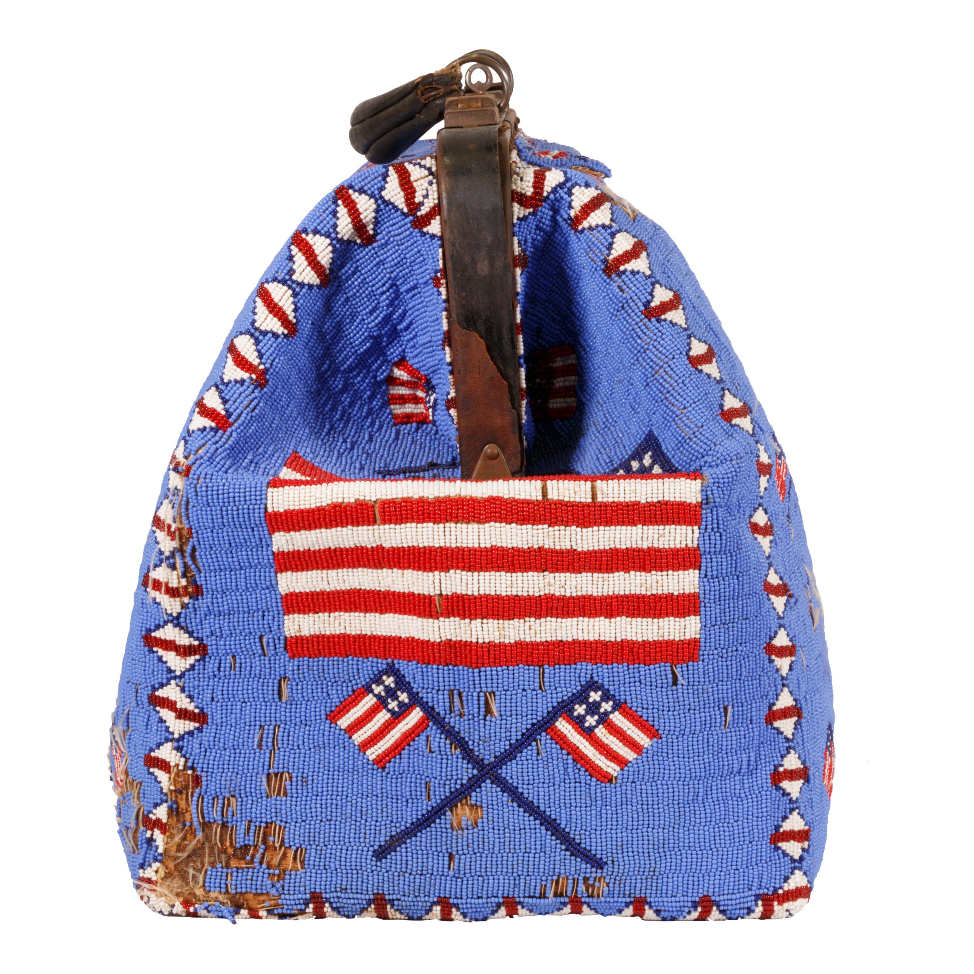 Perlenbesetzte patriotische Arzttasche von Sioux, frühes 20. Jahrhundert (Leder) im Angebot