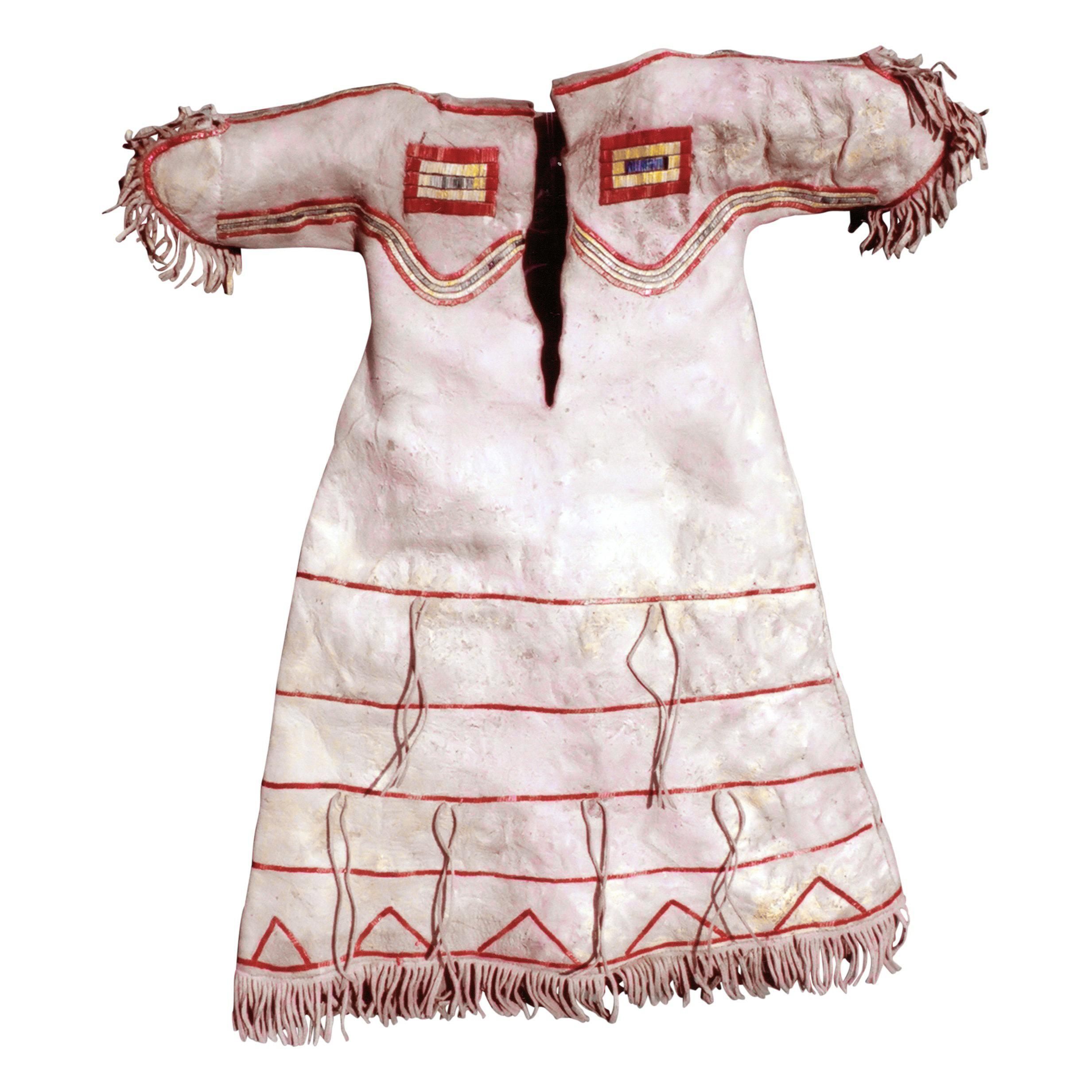 Kleid eines Lakota-Sioux-Kindes mit Rüschen auf Büffelleder; vor 1880 gesammelt und in die Maryland Academy of Art and Science aufgenommen. Es wurde 1968 vom Museum an H. Bruce Greene, den damaligen Kurator des Museums, veräußert.

Zeitraum: ca.