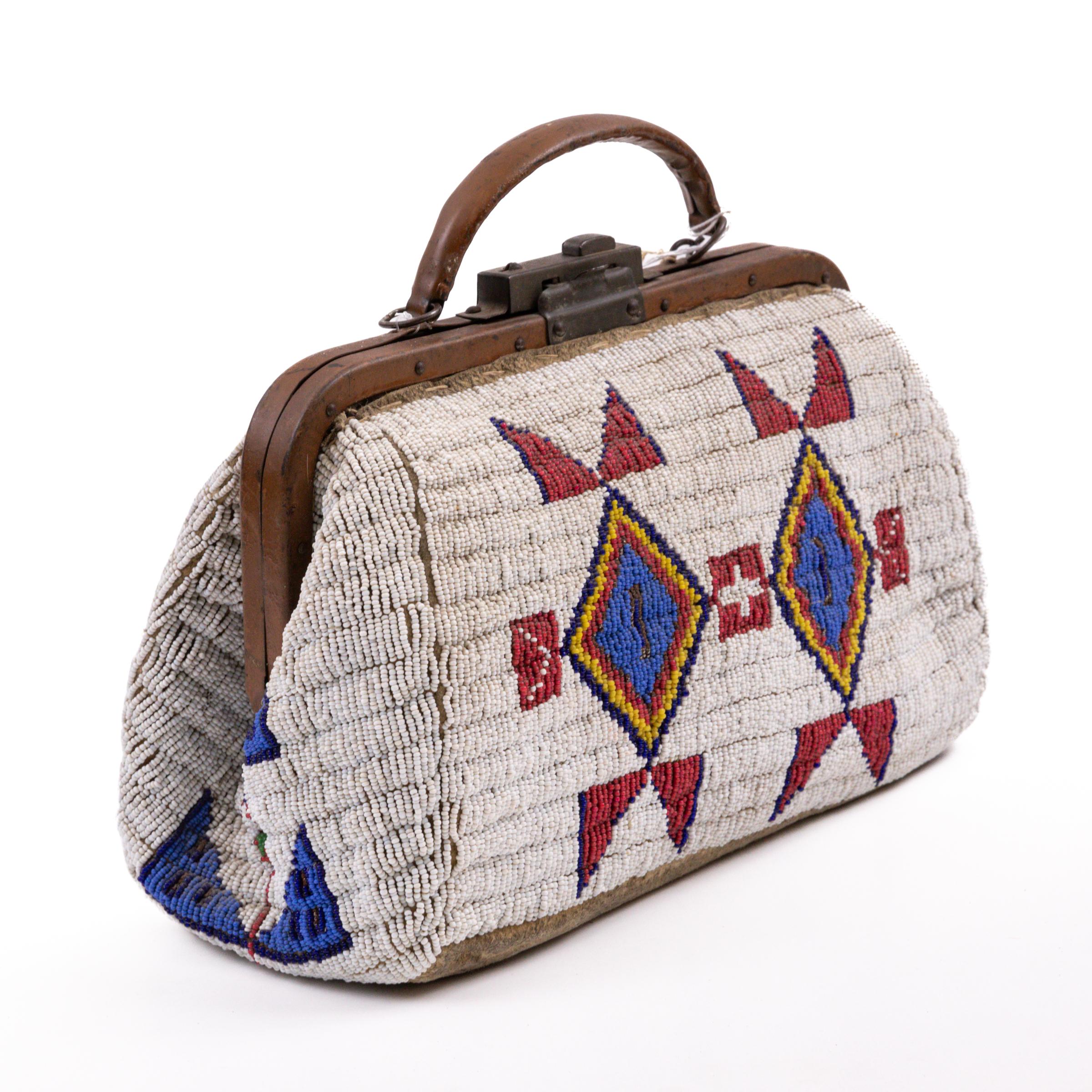 Nativo americano Borsa da medico degli indiani Sioux (delle pianure) con perline di vetro e pelle di bufalo in vendita
