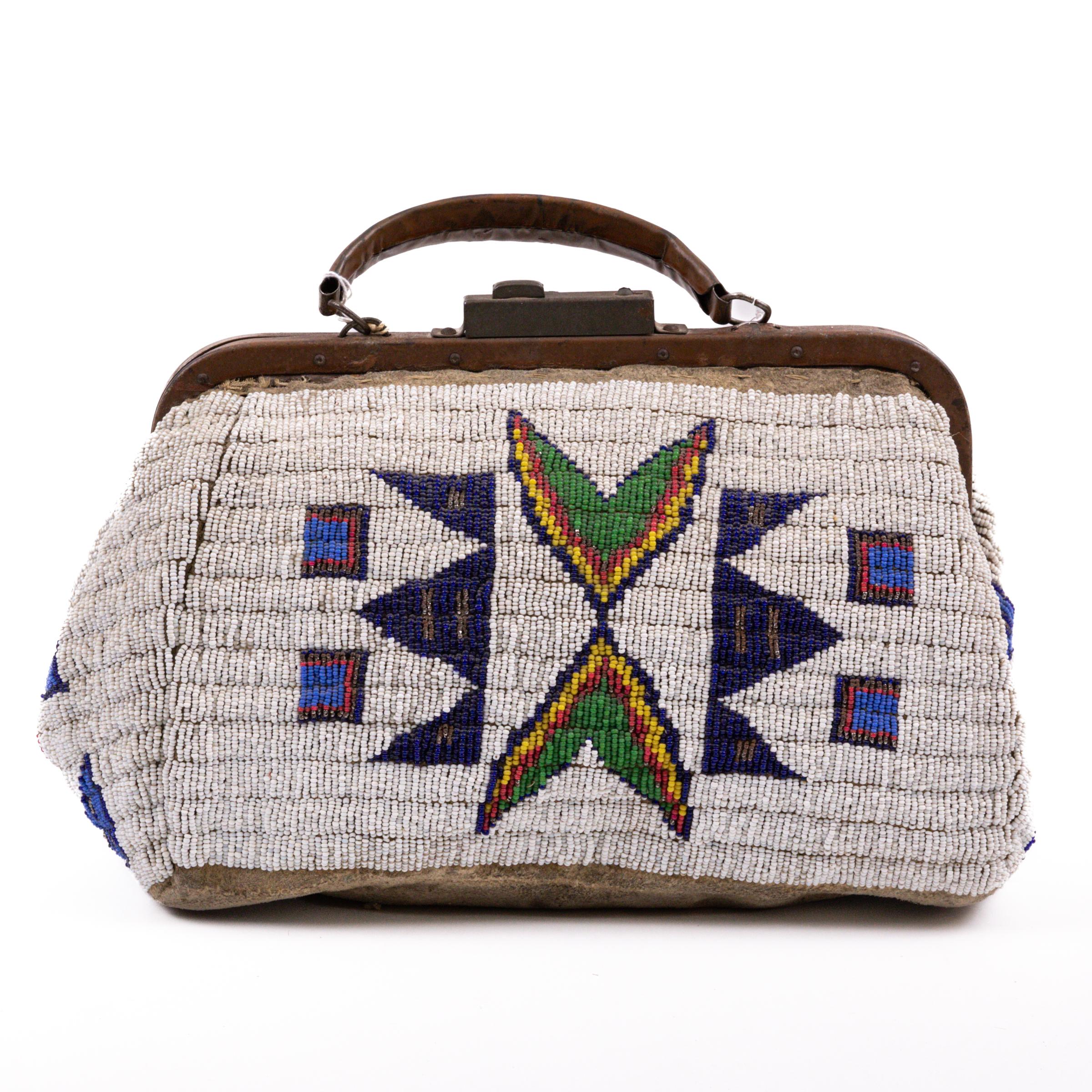 Americano Borsa da medico degli indiani Sioux (delle pianure) con perline di vetro e pelle di bufalo in vendita