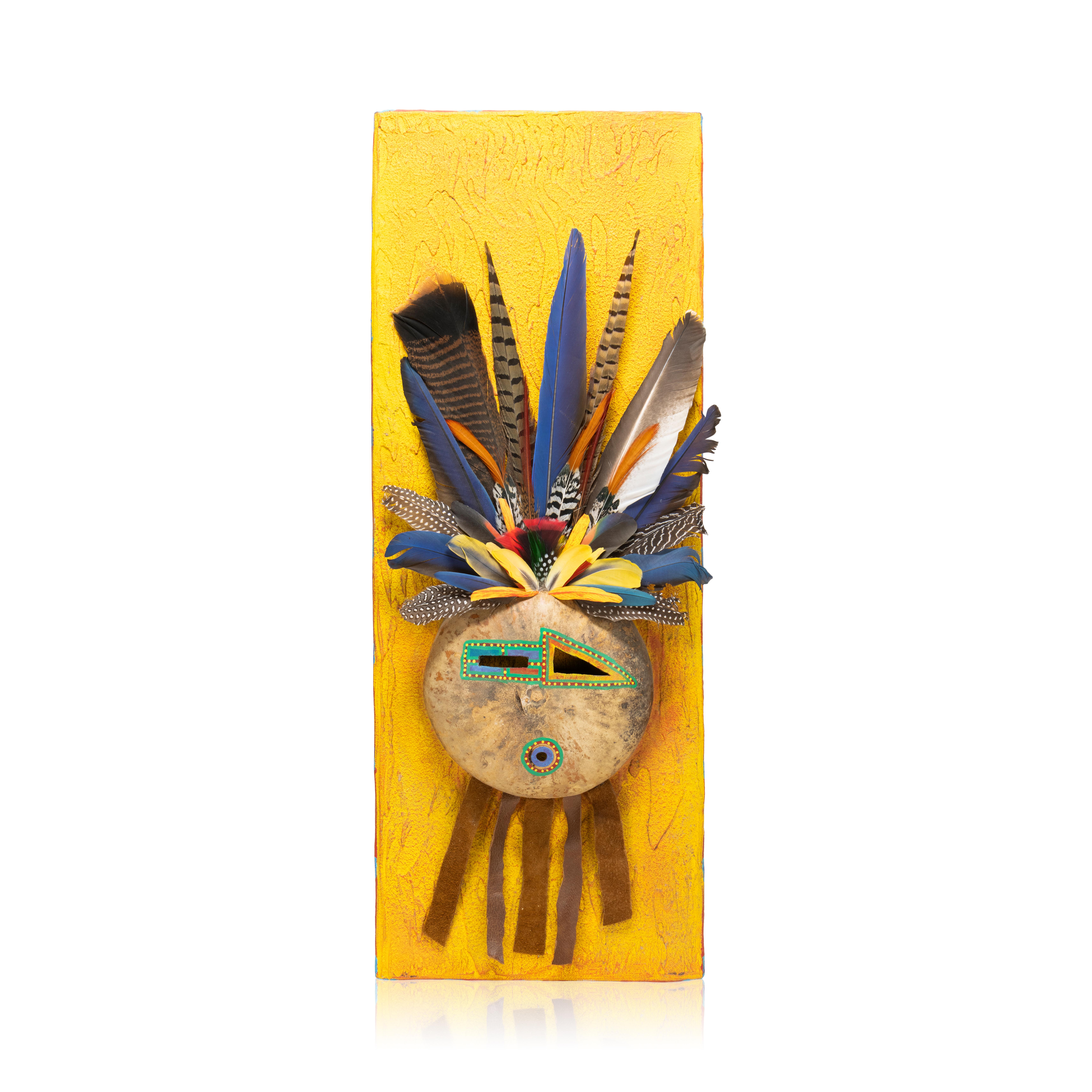Sioux-Schamanenmasken mit zusätzlichen Kürbissen und Federn von Doug Fountain. Doug verkörpert den Geist und die Kraft des großen amerikanischen Indianers. Als direkter Nachfahre des legendären Häuptlings Sitting Bull sind Doug und seine Familie