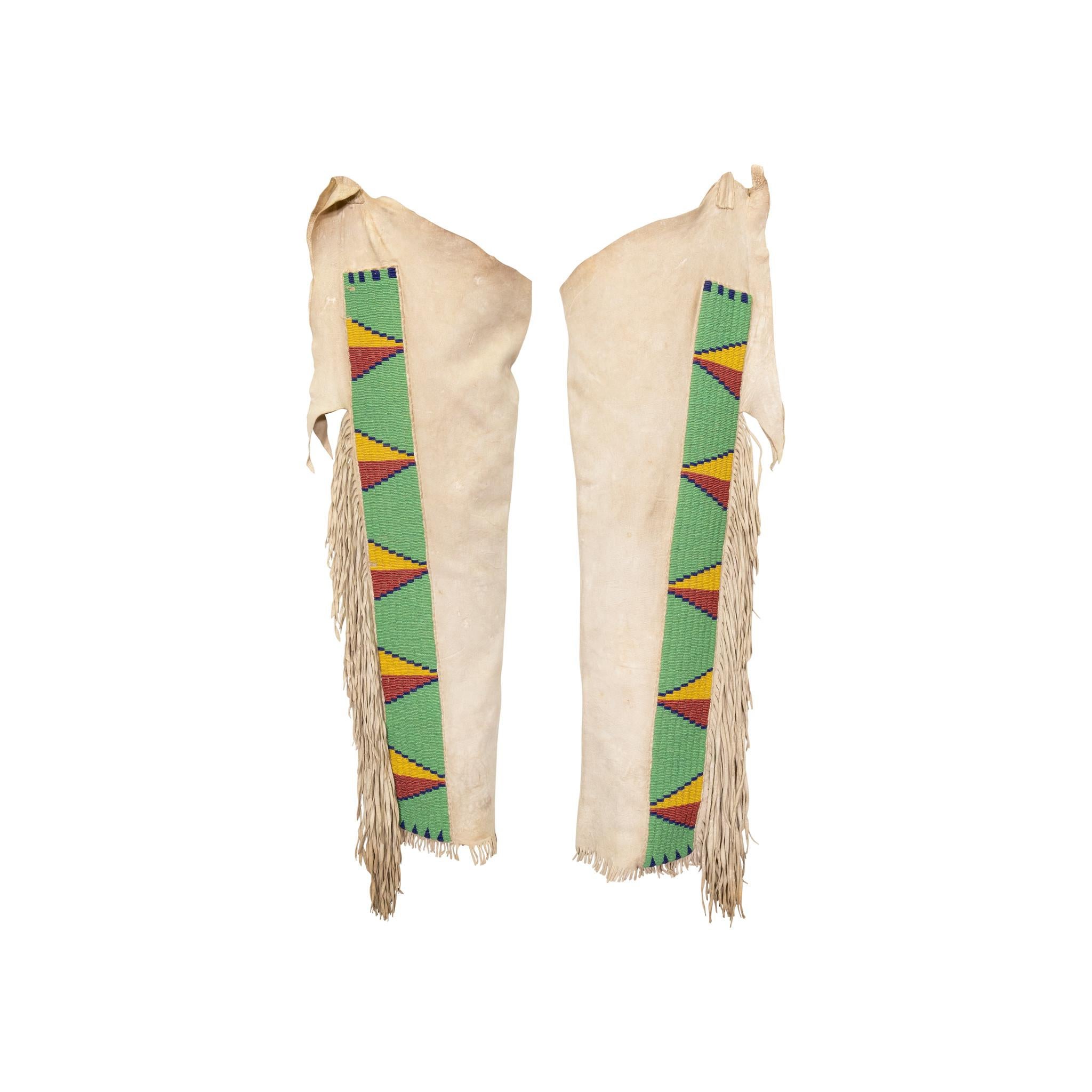 Hirschlederhemd und Leggings eines Sioux-Kriegers (amerikanisch) im Angebot