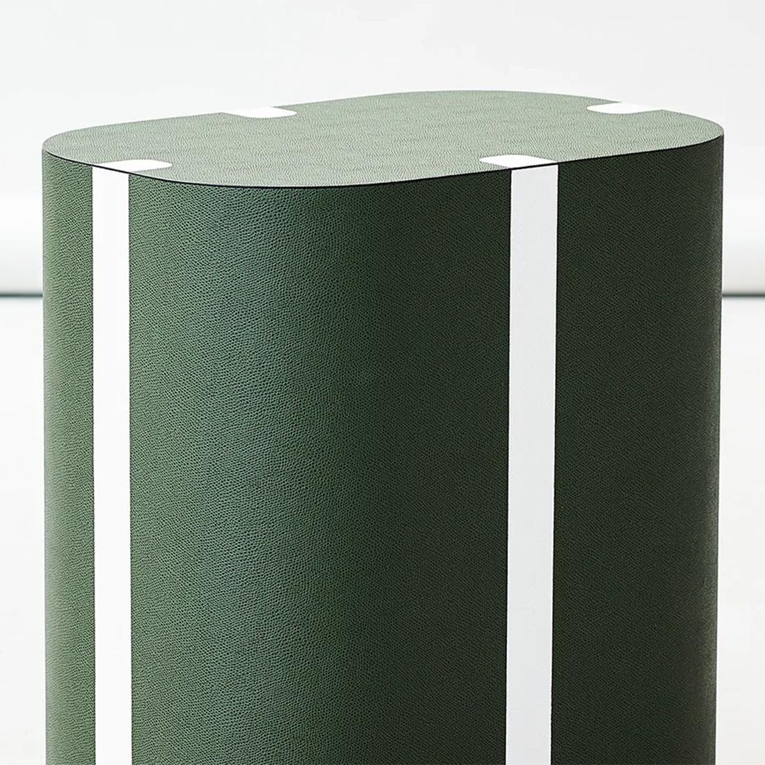 Tabouret Sipane Green avec structure en bois massif,
recouvert de cuir de veau vert fabriqué à la main 
couleur. Avec des garnitures en cuir de veau faites à la main en 
couleur blanche. 