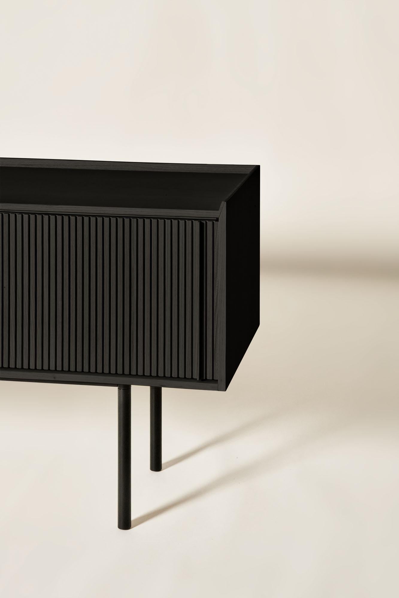 Sipario Sideboard aus Massivholz, Esche schwarz lackiert, 3 Türen, Contemporary (Moderne) im Angebot