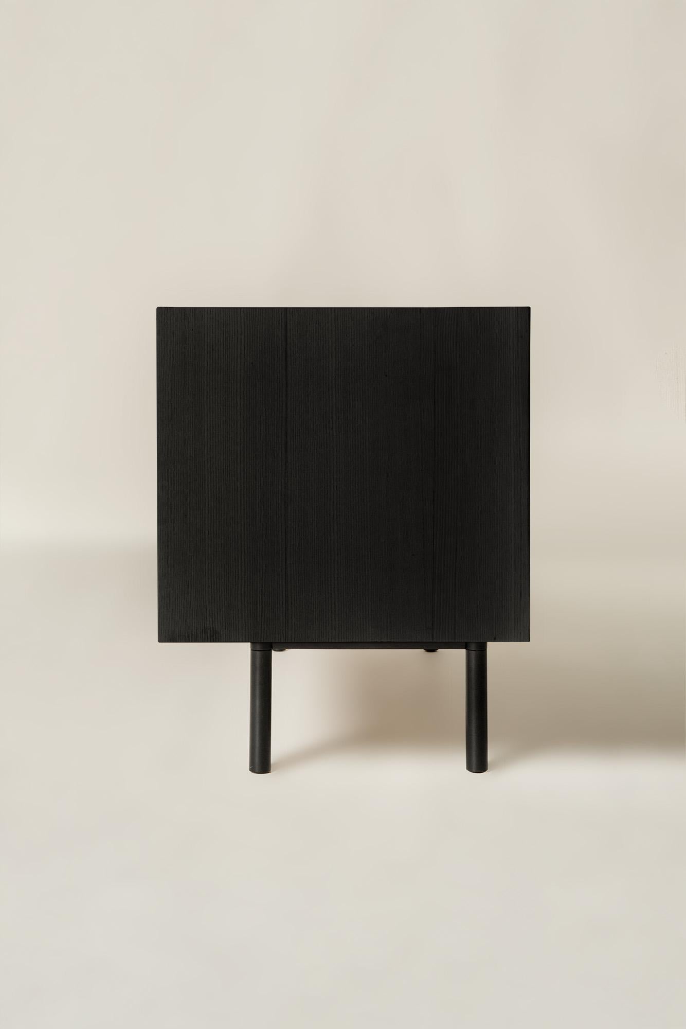 Sipario Sideboard aus Massivholz, Esche schwarz lackiert, 3 Türen, Contemporary (Europäisch) im Angebot