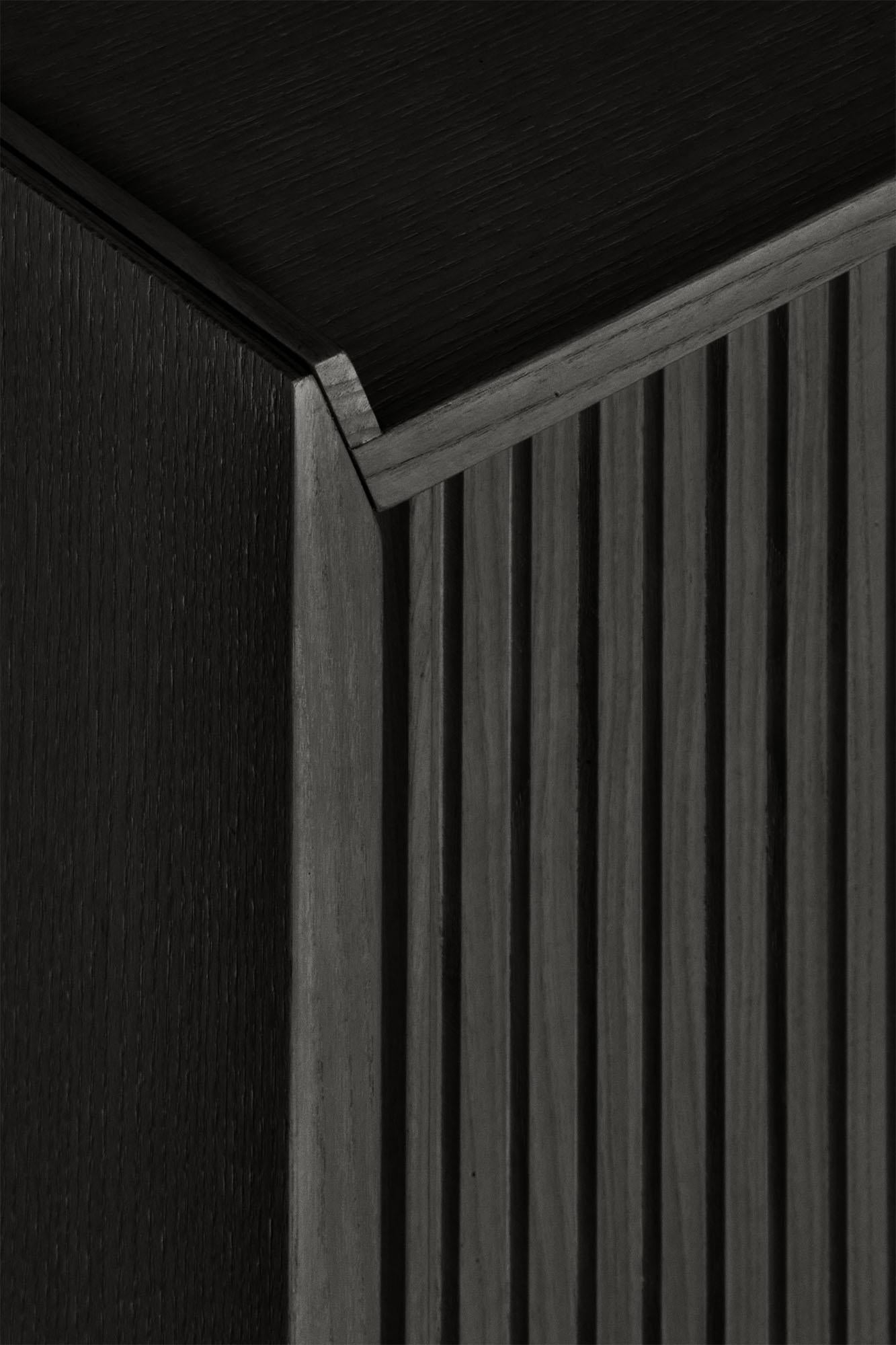 Sipario Sideboard aus Massivholz, Esche schwarz lackiert, 3 Türen, Contemporary (Geölt) im Angebot