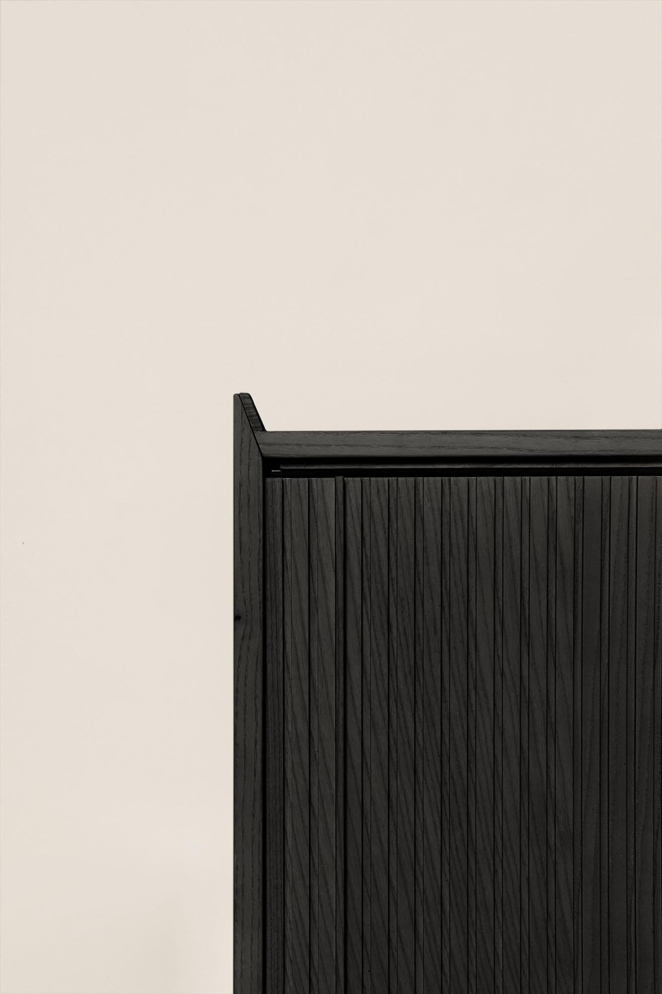 Sipario Sideboard aus Massivholz, Esche schwarz lackiert, 3 Türen, Contemporary im Zustand „Neu“ im Angebot in Cadeglioppi de Oppeano, VR