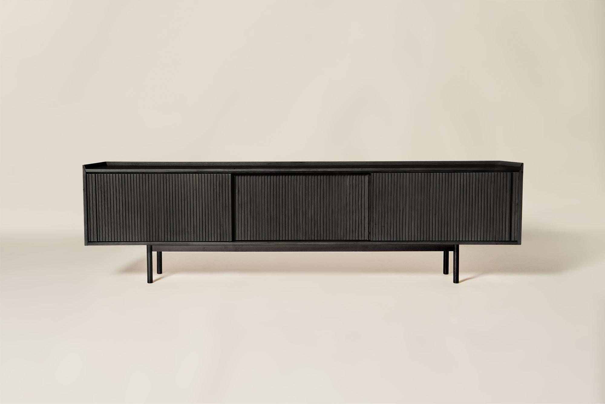 Sipario Sideboard aus Massivholz, Esche schwarz lackiert, 3 Türen, Contemporary (21. Jahrhundert und zeitgenössisch) im Angebot