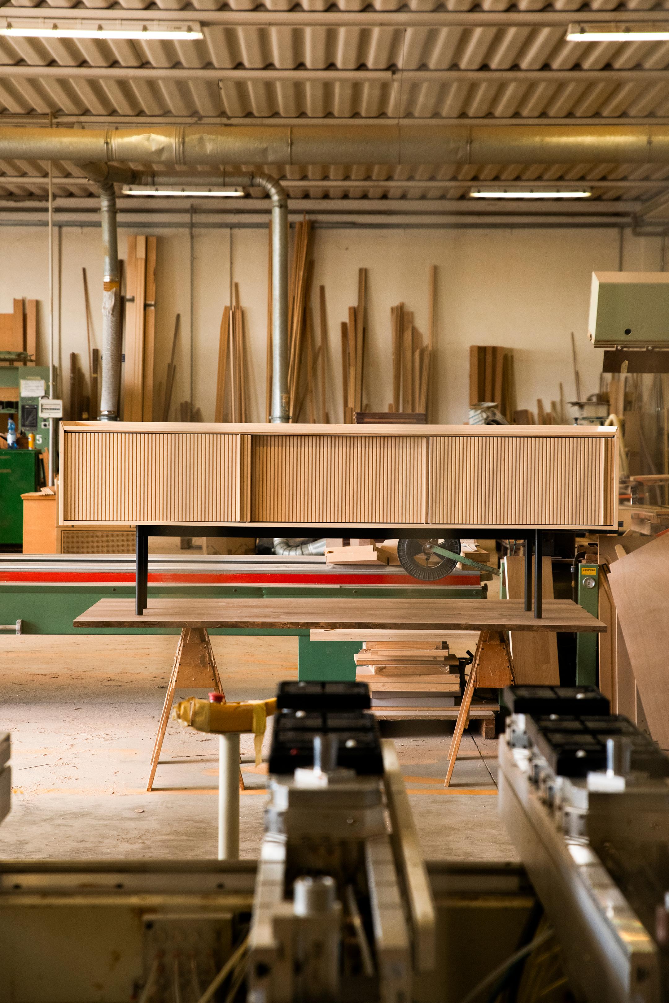 Buffet en bois massif Sipario, finition en frêne marron, 2 portes, contemporain en vente 4