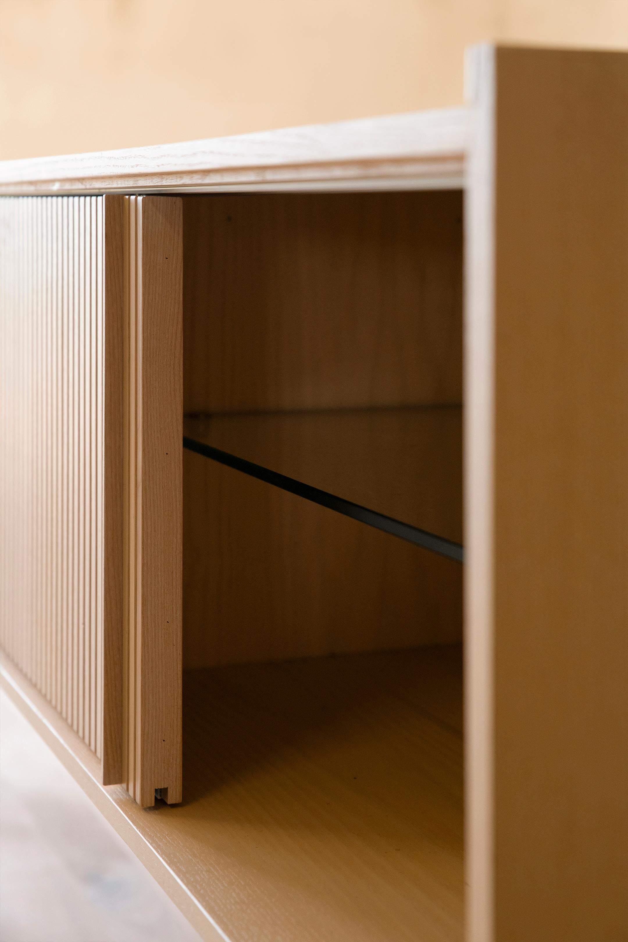 Buffet en bois massif Sipario, finition en frêne marron, 2 portes, contemporain en vente 6