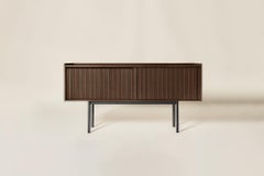 Credenza Sipario in legno massiccio, frassino in finitura marrone, 2 ante, contemporanea