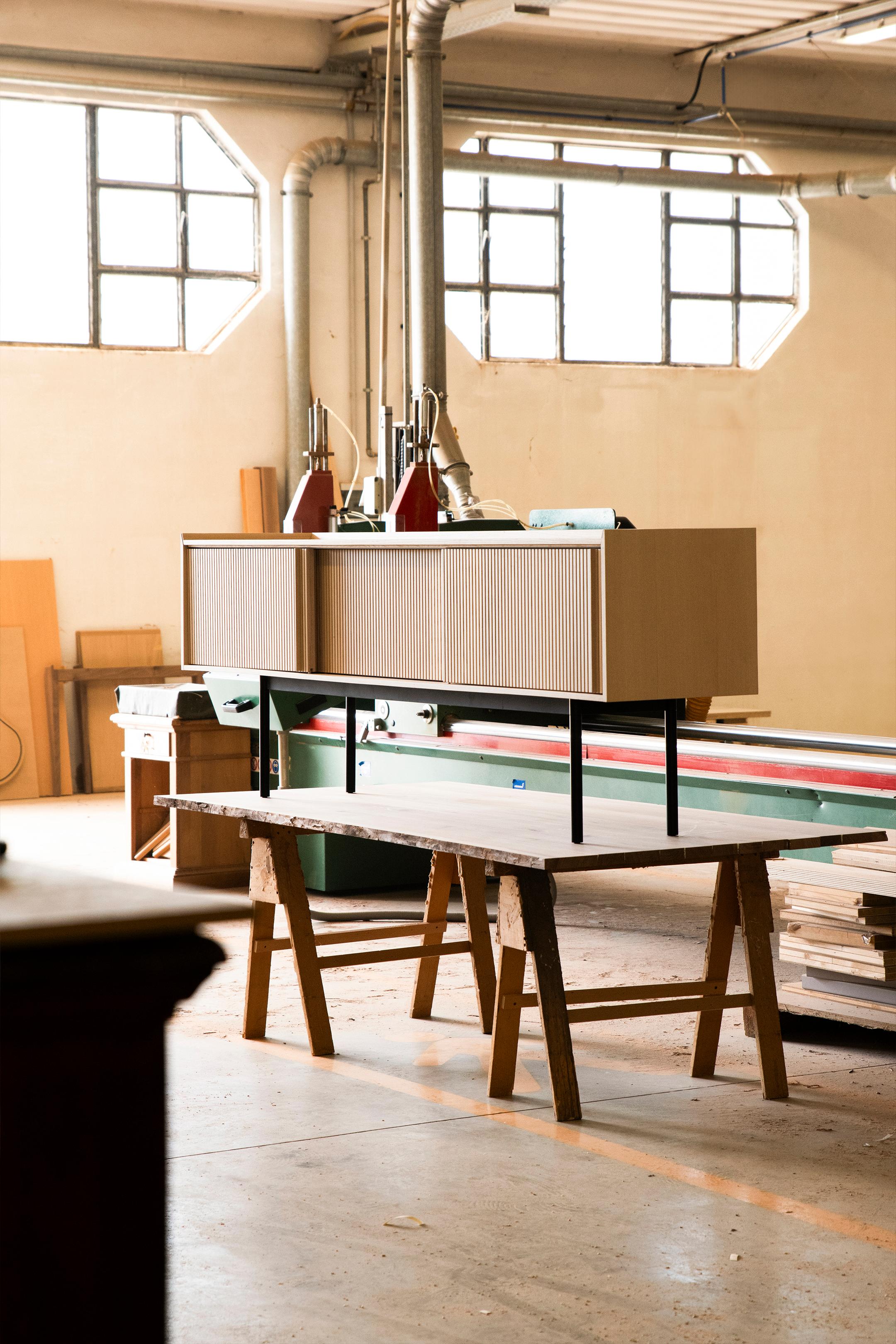 Sipario Sideboard aus Massivholz, Esche in brauner Oberfläche, 3 Türen, zeitgenössisch im Angebot 5