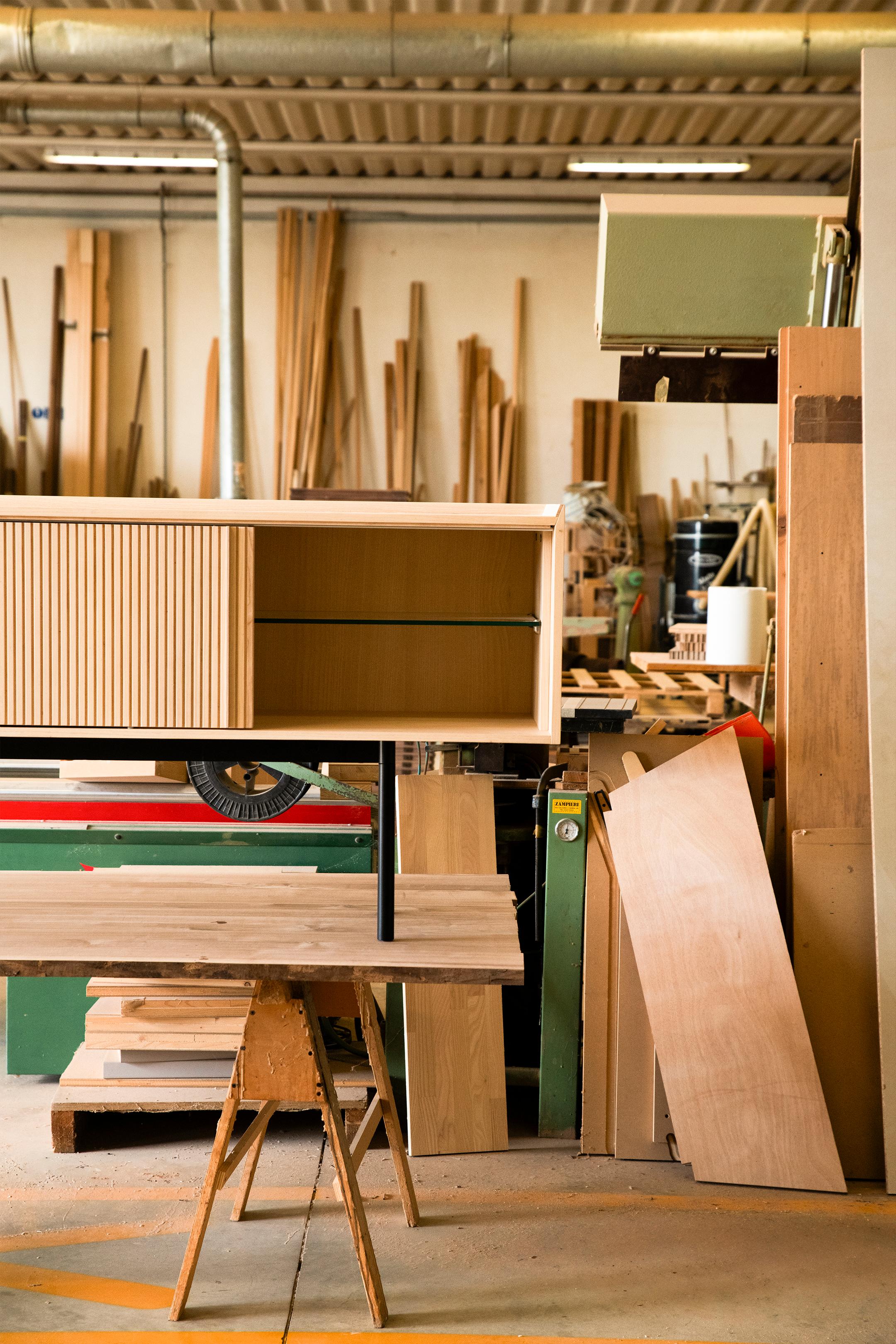 Sipario Sideboard aus Massivholz, Esche in brauner Oberfläche, 3 Türen, zeitgenössisch im Angebot 7