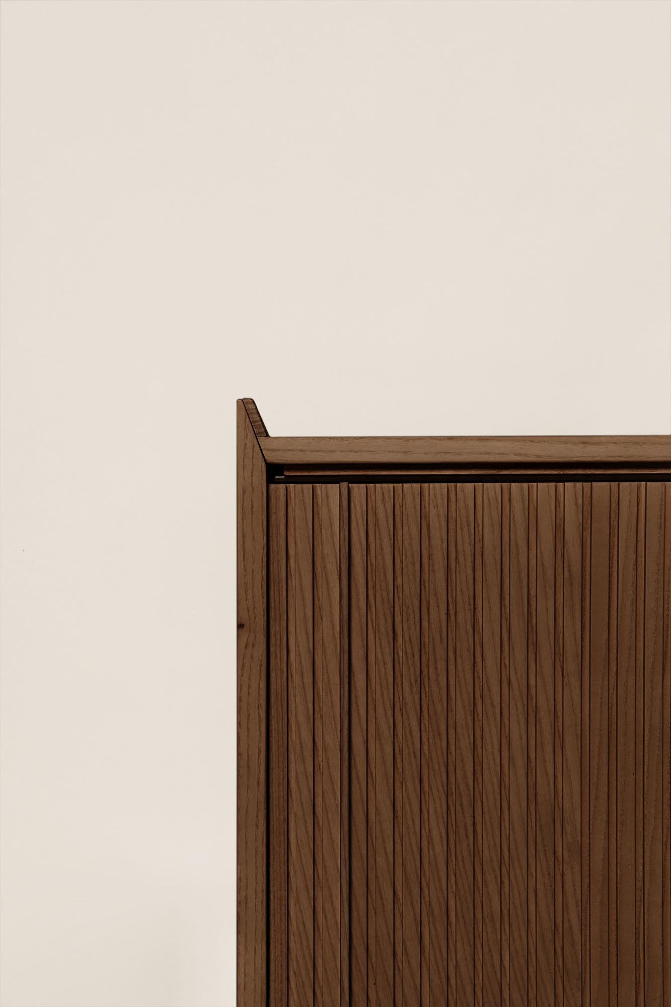 Sipario Sideboard aus Massivholz, Esche in brauner Oberfläche, 3 Türen, zeitgenössisch (Europäisch) im Angebot